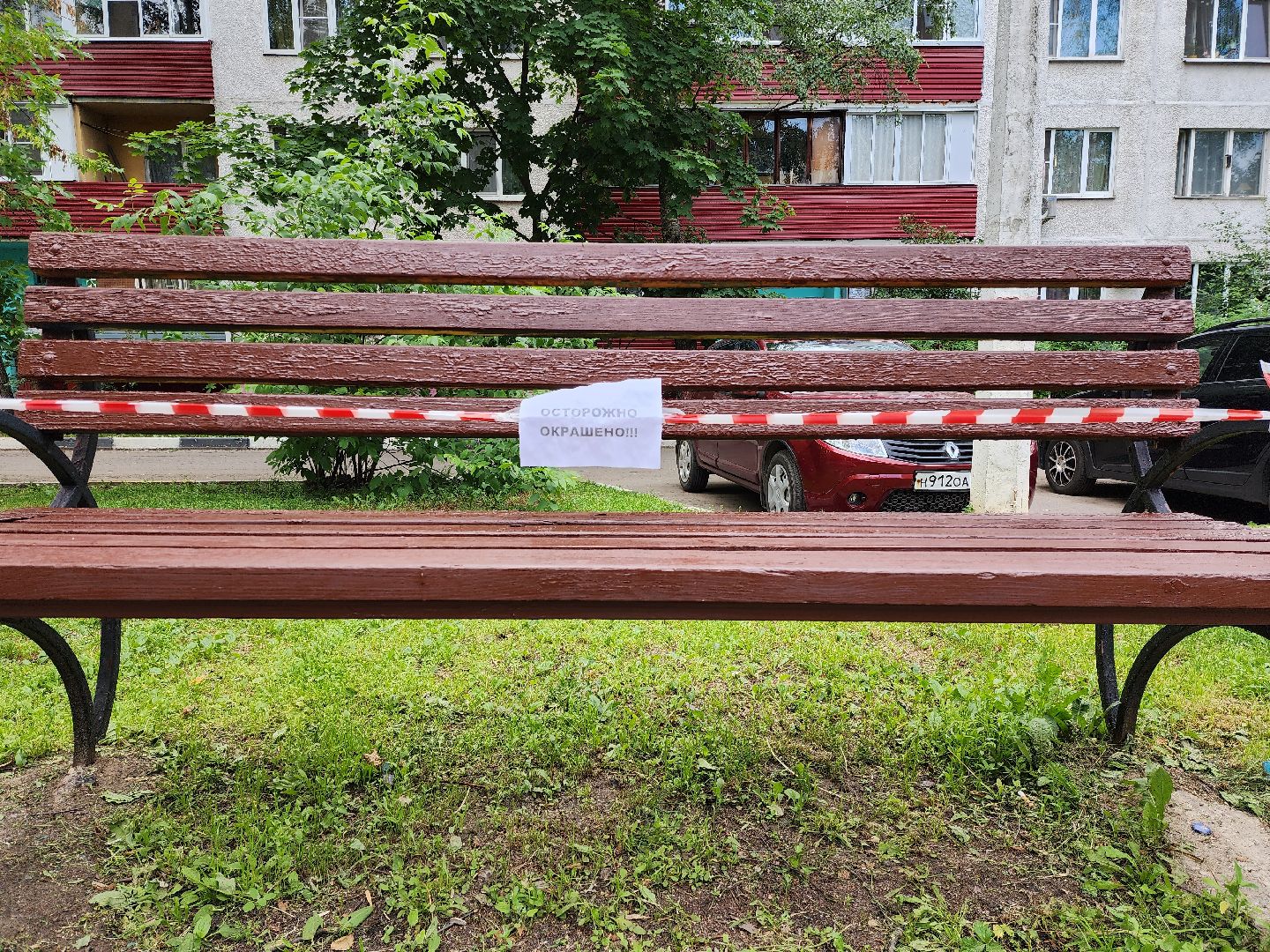 раменское, благоустройство, во дворе домов на улице Рабочая в Раменском покрасили скамейки,