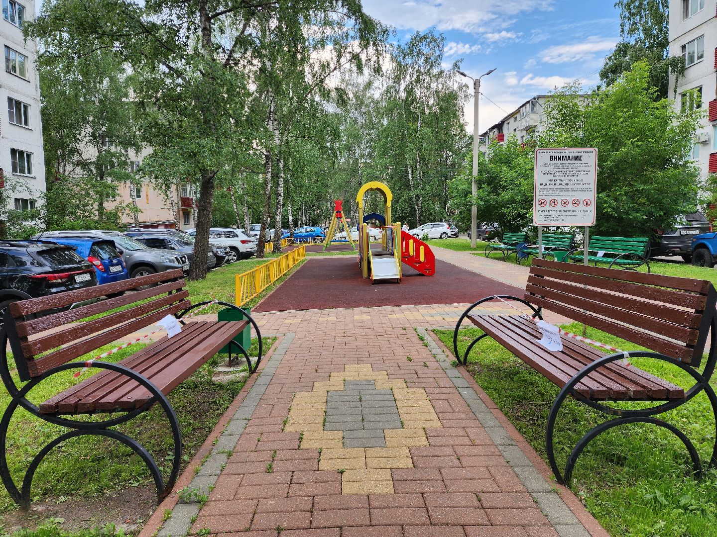 раменское, благоустройство, во дворе домов на улице Рабочая в Раменском покрасили скамейки,