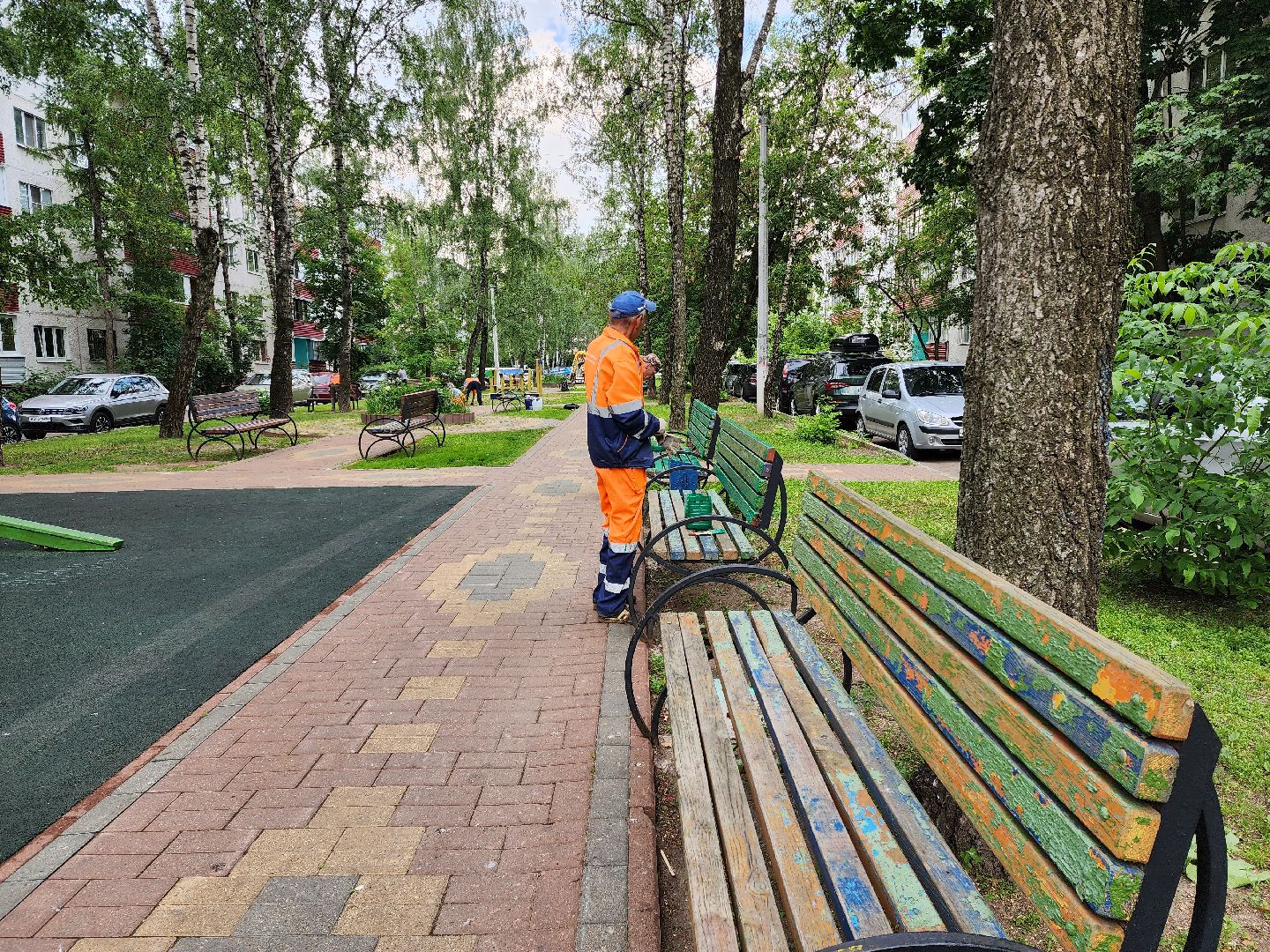 раменское, благоустройство, во дворе домов на улице Рабочая в Раменском покрасили скамейки,
