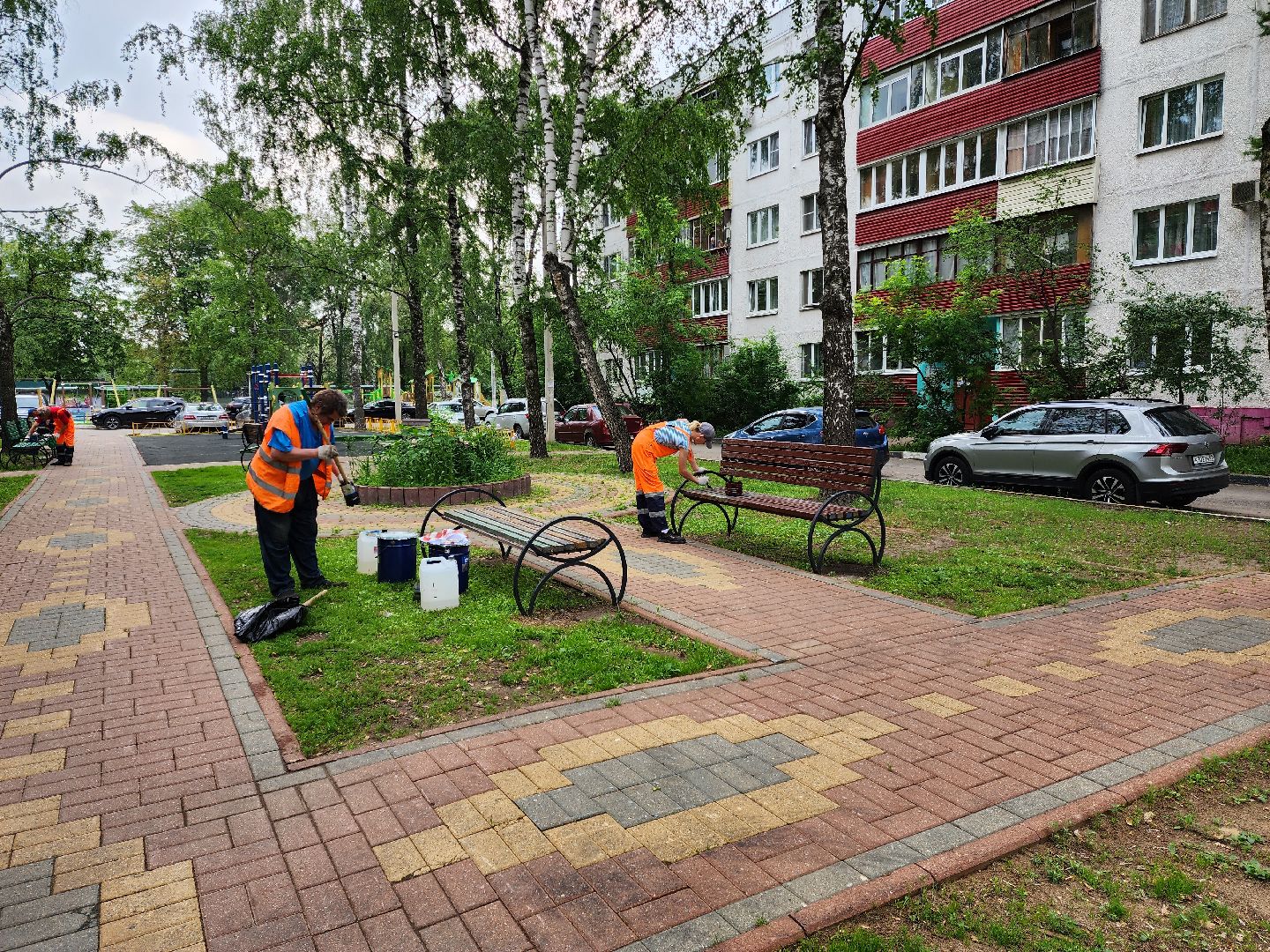 раменское, благоустройство, во дворе домов на улице Рабочая в Раменском покрасили скамейки,