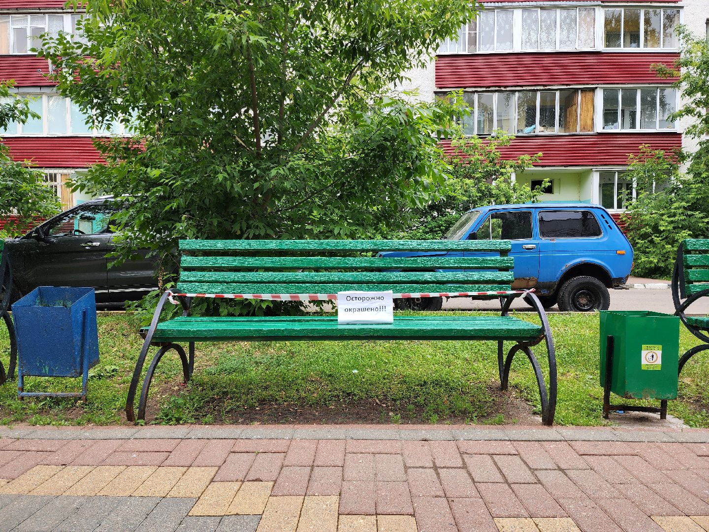 раменское, благоустройство, во дворе домов на улице Рабочая в Раменском покрасили скамейки,