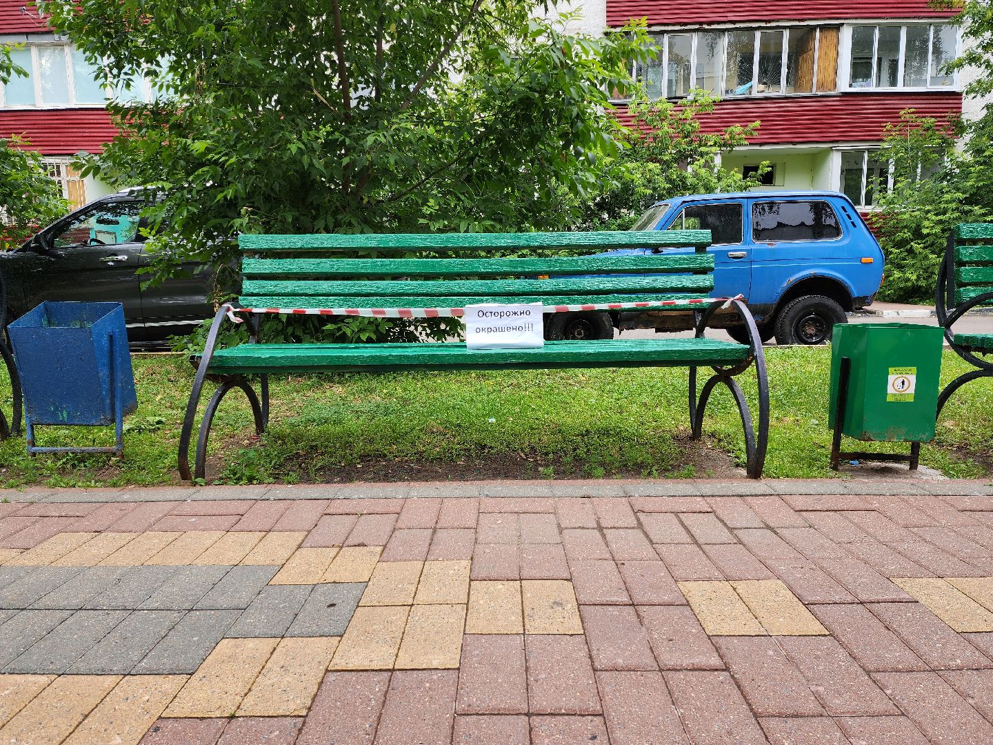 раменское, благоустройство, во дворе домов на улице Рабочая в Раменском покрасили скамейки,