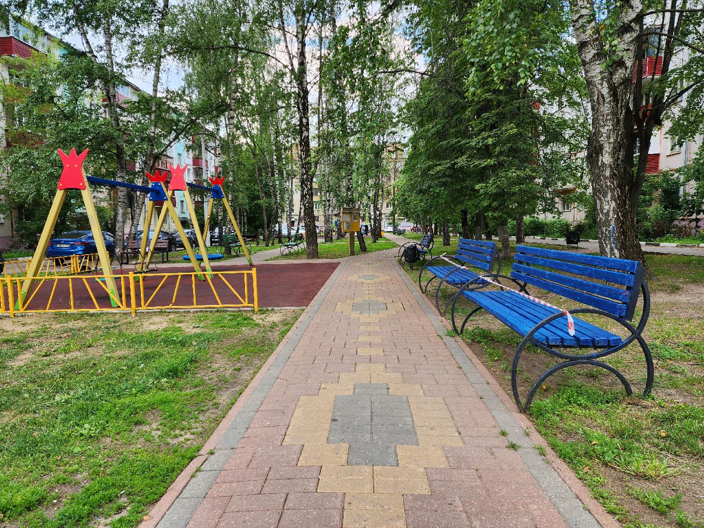 раменское, благоустройство, во дворе домов на улице Рабочая в Раменском покрасили скамейки,