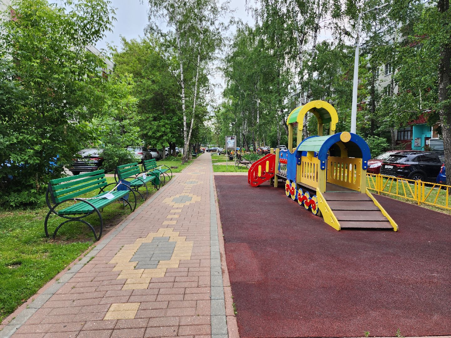 раменское, благоустройство, во дворе домов на улице Рабочая в Раменском покрасили скамейки,