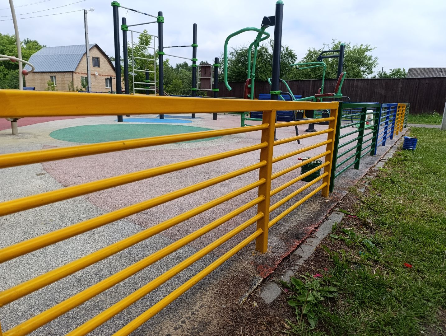 Бронницы, Благоустройство, Детская площадка, Красят элементы детской площадки, мбу благоустройство,