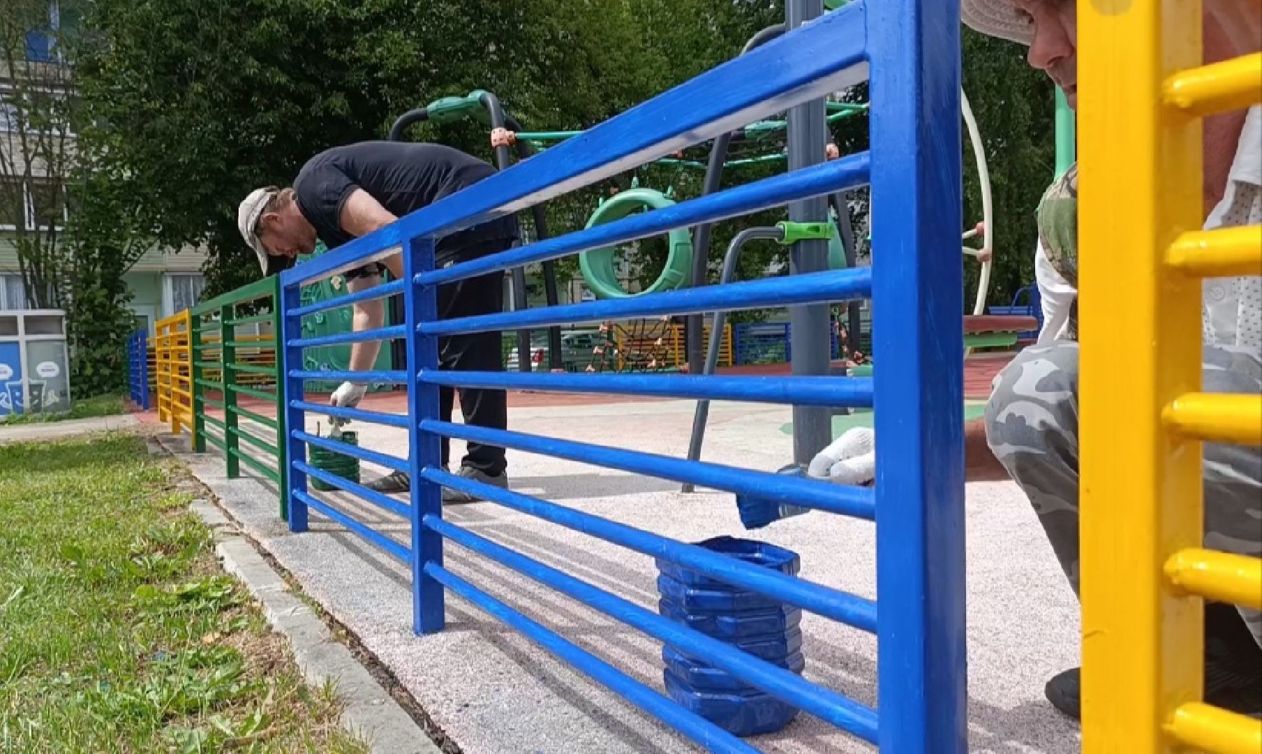 Бронницы, Благоустройство, Детская площадка, Красят элементы детской площадки, мбу благоустройство,