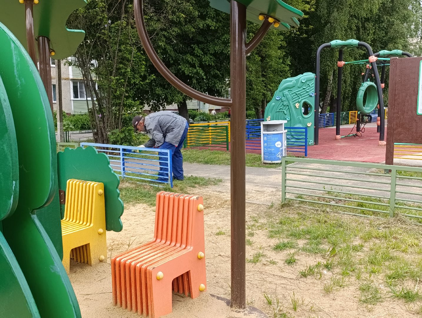 Бронницы, Благоустройство, Детская площадка, Красят элементы детской площадки, мбу благоустройство,