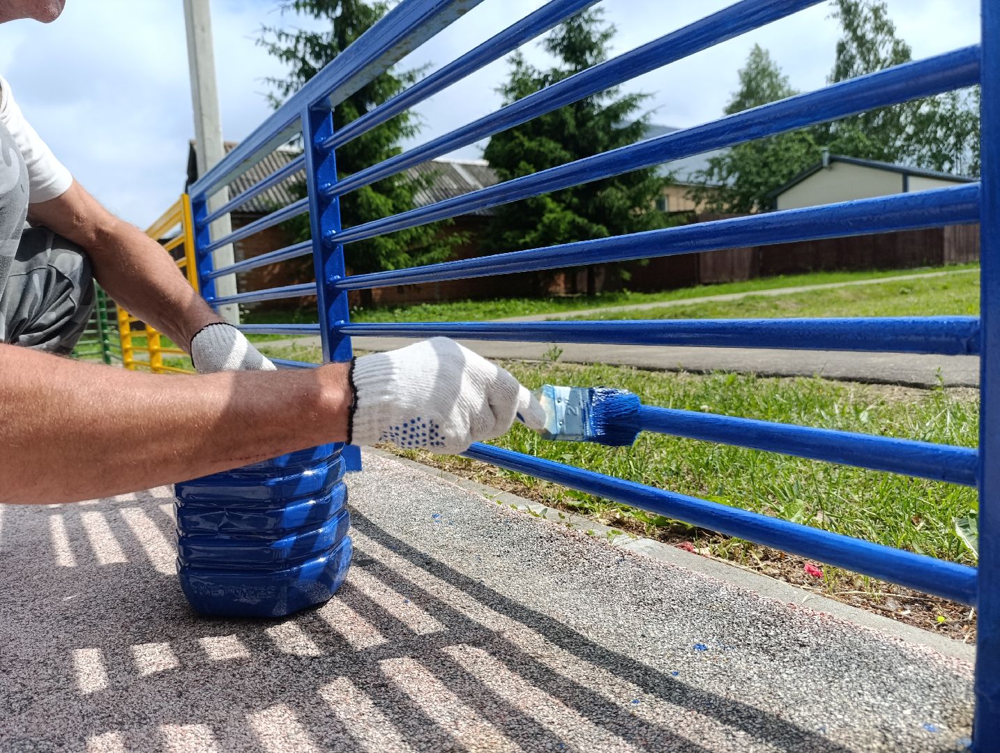 Бронницы, Благоустройство, Детская площадка, Красят элементы детской площадки, мбу благоустройство,