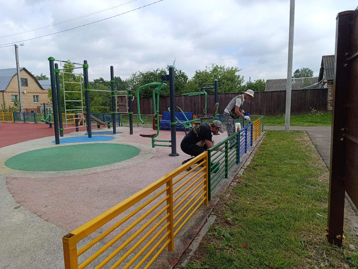 Бронницы, Благоустройство, Детская площадка, Красят элементы детской площадки, мбу благоустройство,
