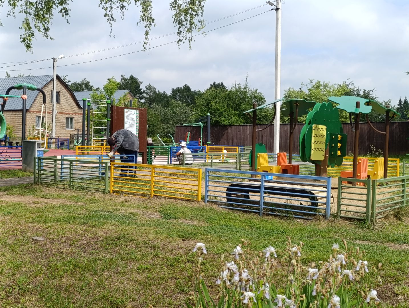 Бронницы, Благоустройство, Детская площадка, Красят элементы детской площадки, мбу благоустройство,