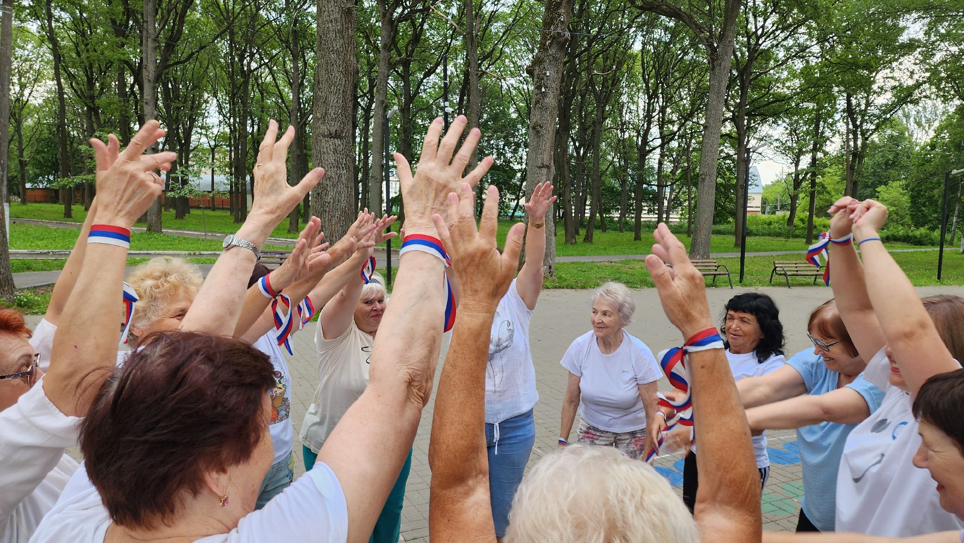 кашира, ожерелье, активное долголетие, флешмоб, танец, день россии, флаг россии,