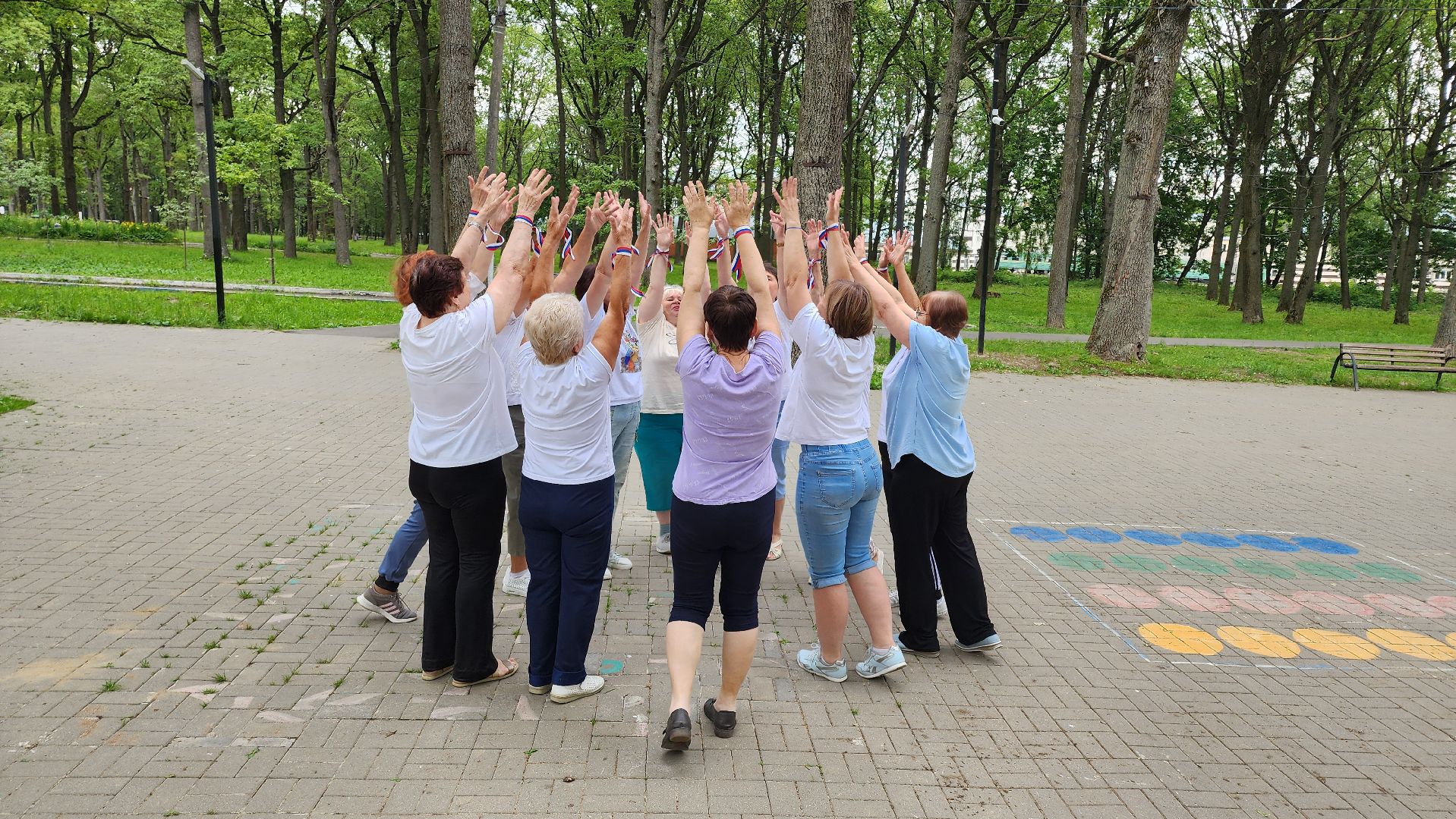 кашира, ожерелье, активное долголетие, флешмоб, танец, день россии, флаг россии,