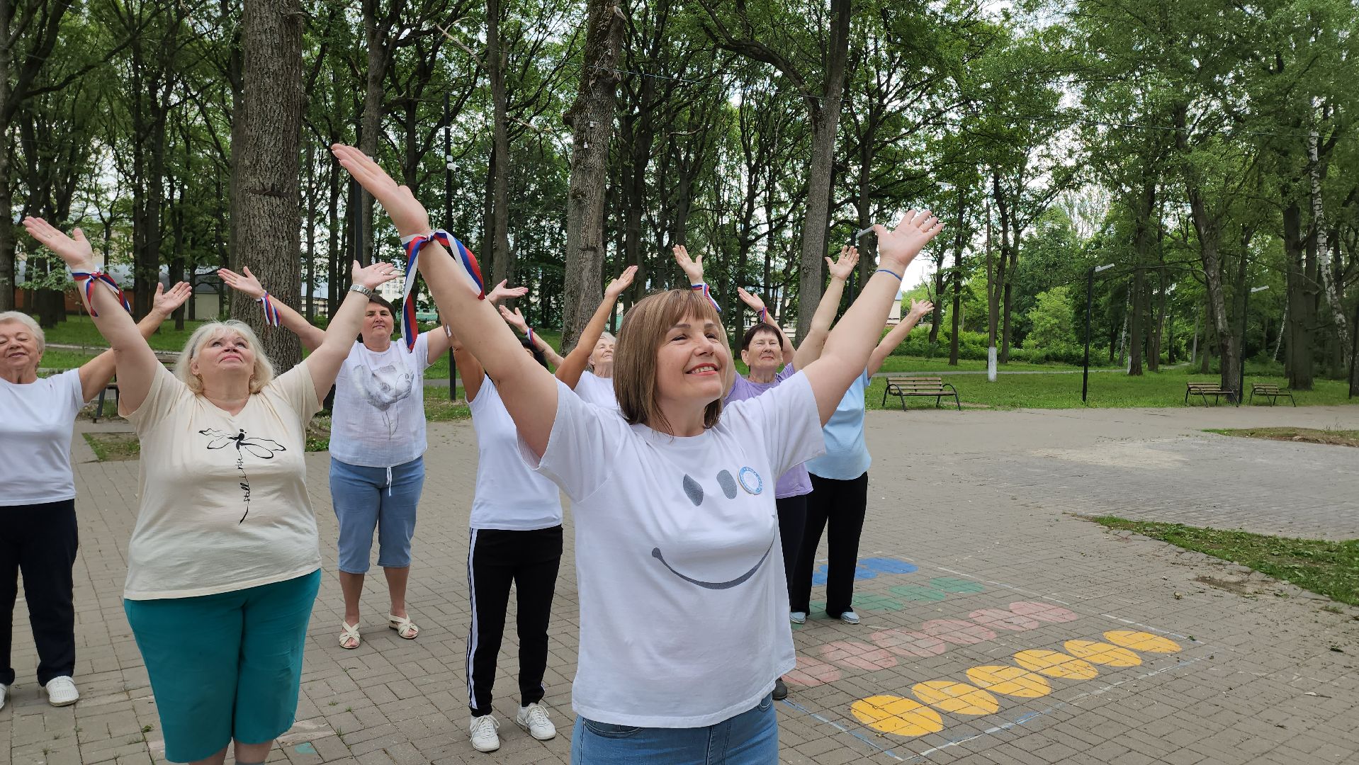 кашира, ожерелье, активное долголетие, флешмоб, танец, день россии, флаг россии,