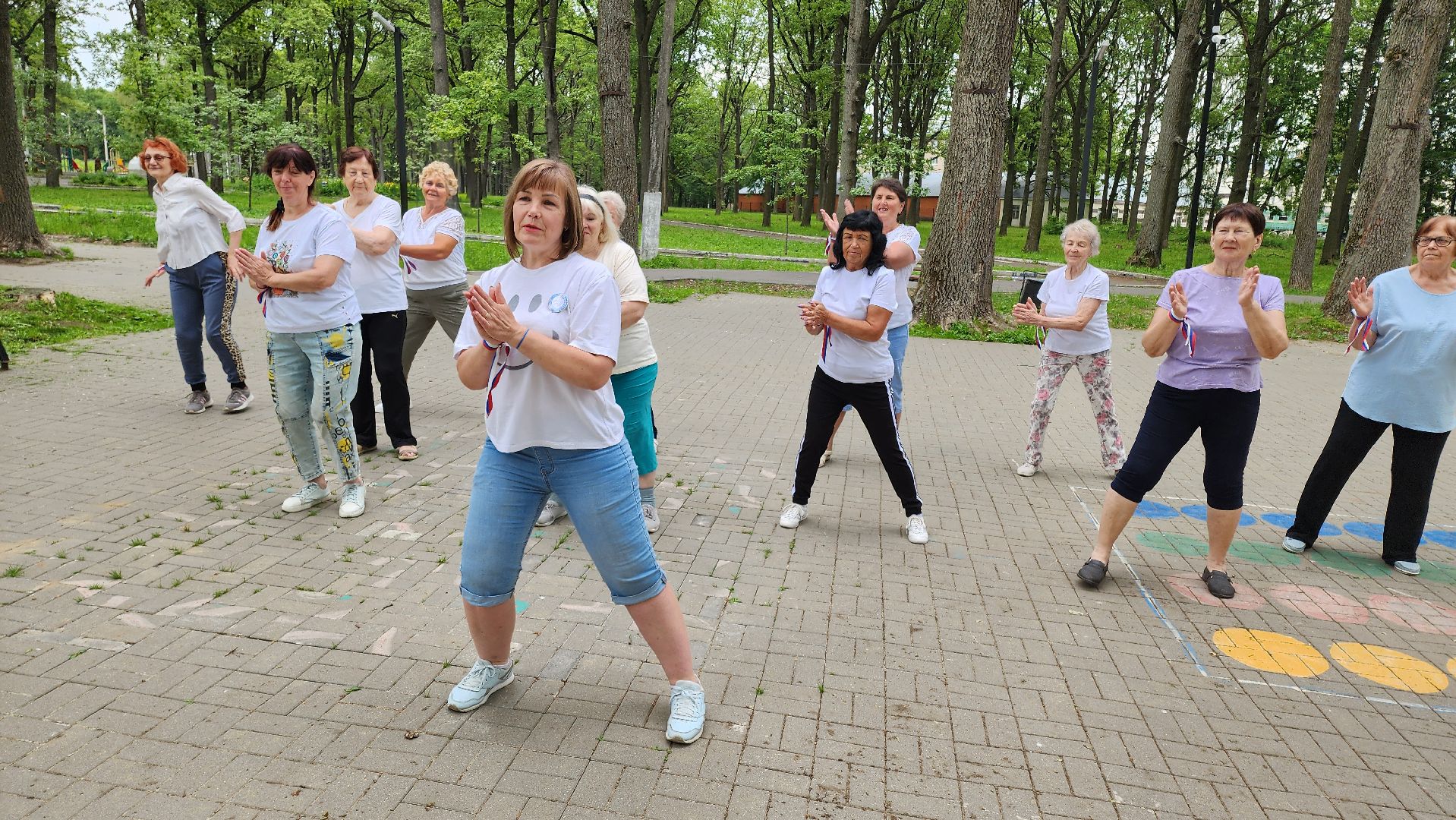 кашира, ожерелье, активное долголетие, флешмоб, танец, день россии, флаг россии,