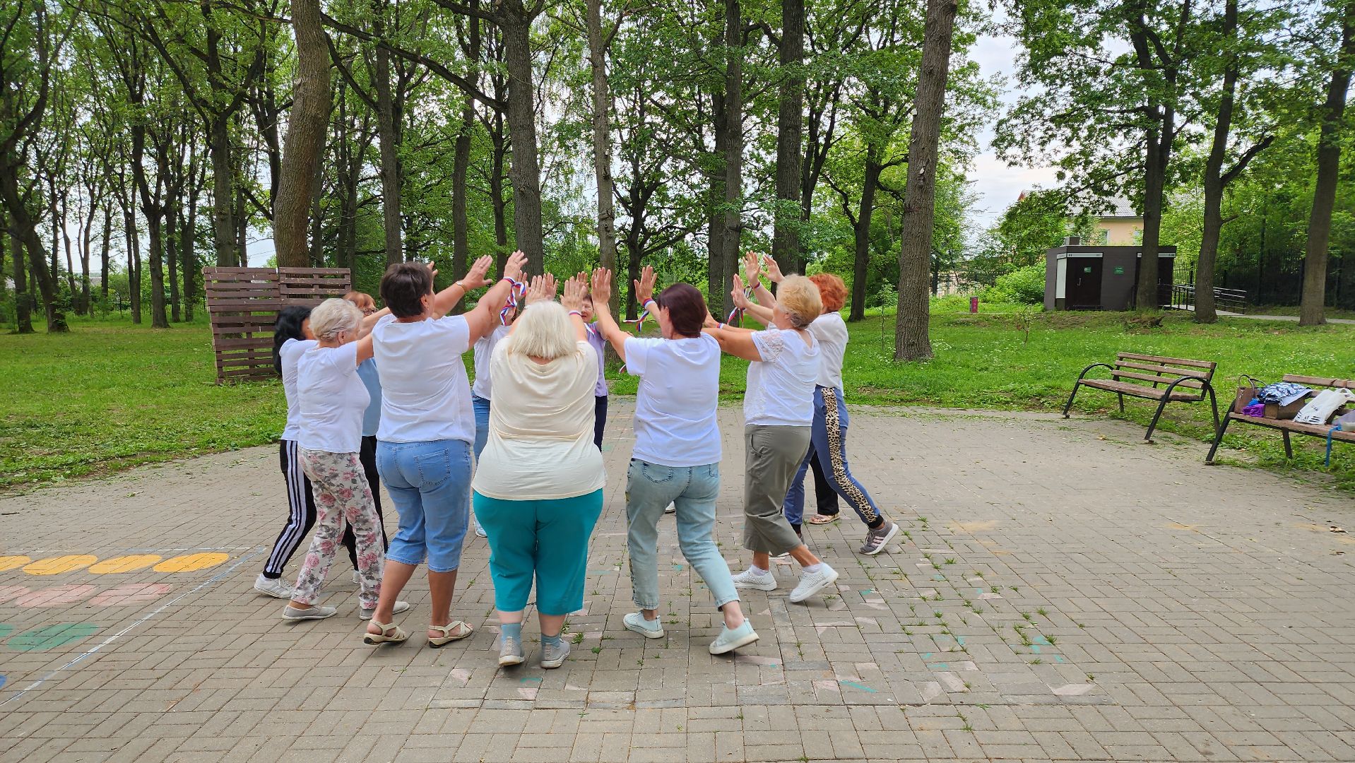 кашира, ожерелье, активное долголетие, флешмоб, танец, день россии, флаг россии,