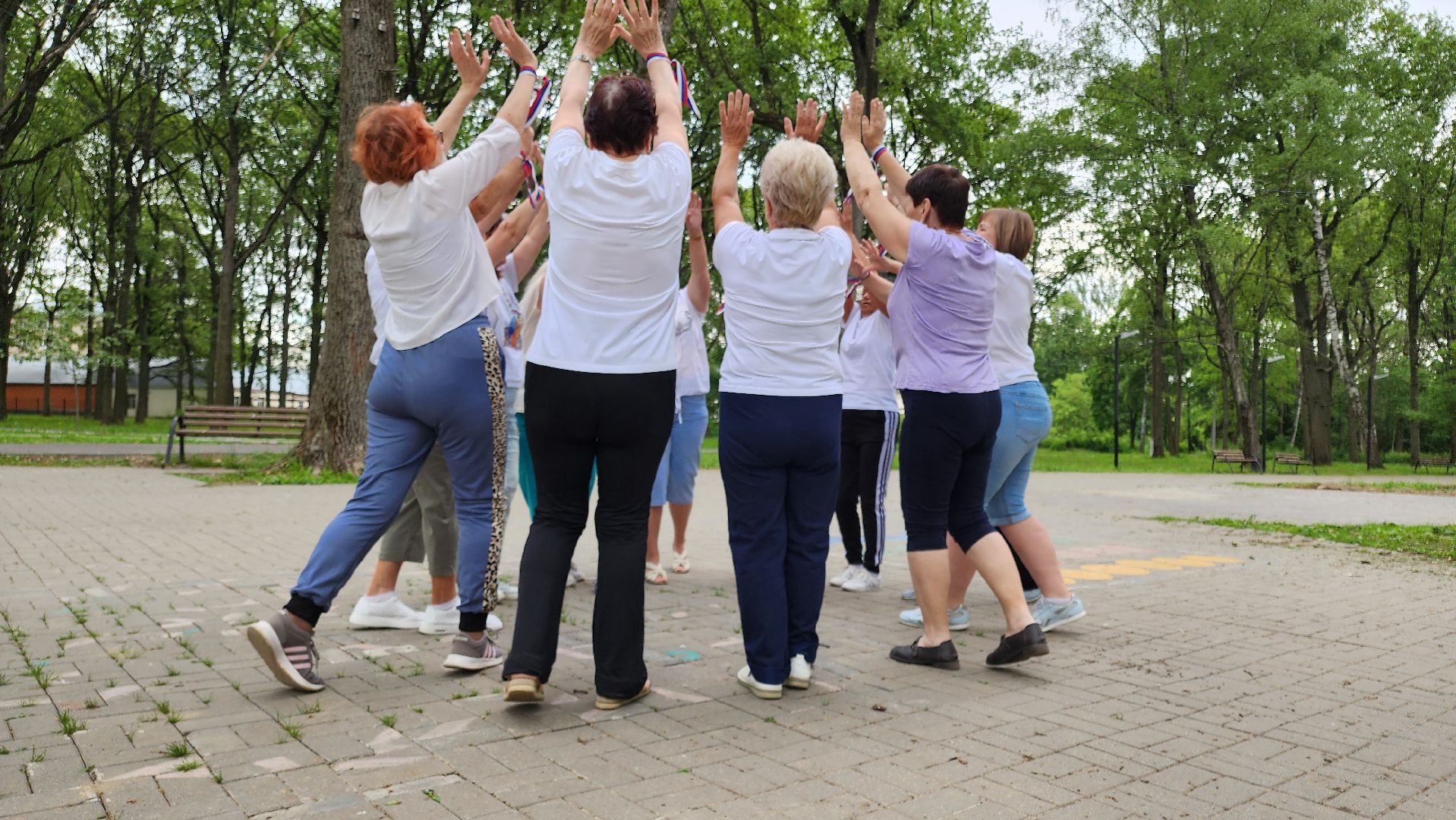 кашира, ожерелье, активное долголетие, флешмоб, танец, день россии, флаг россии,
