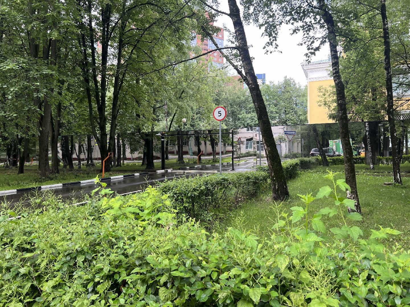 химки, благоустройство, здание администрации, забор,