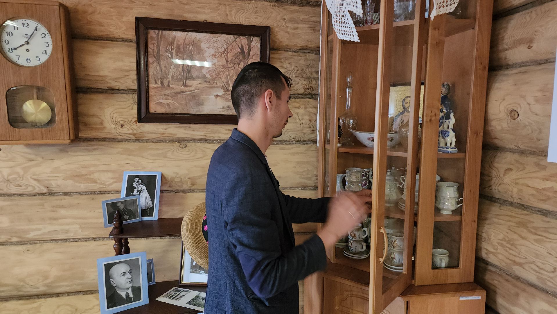 кашира, дом творчества имени бориса щукина, борис щукин, музей, реквизит, экспонаты, чайный сервиз, гармонь, актер, чаепитие,