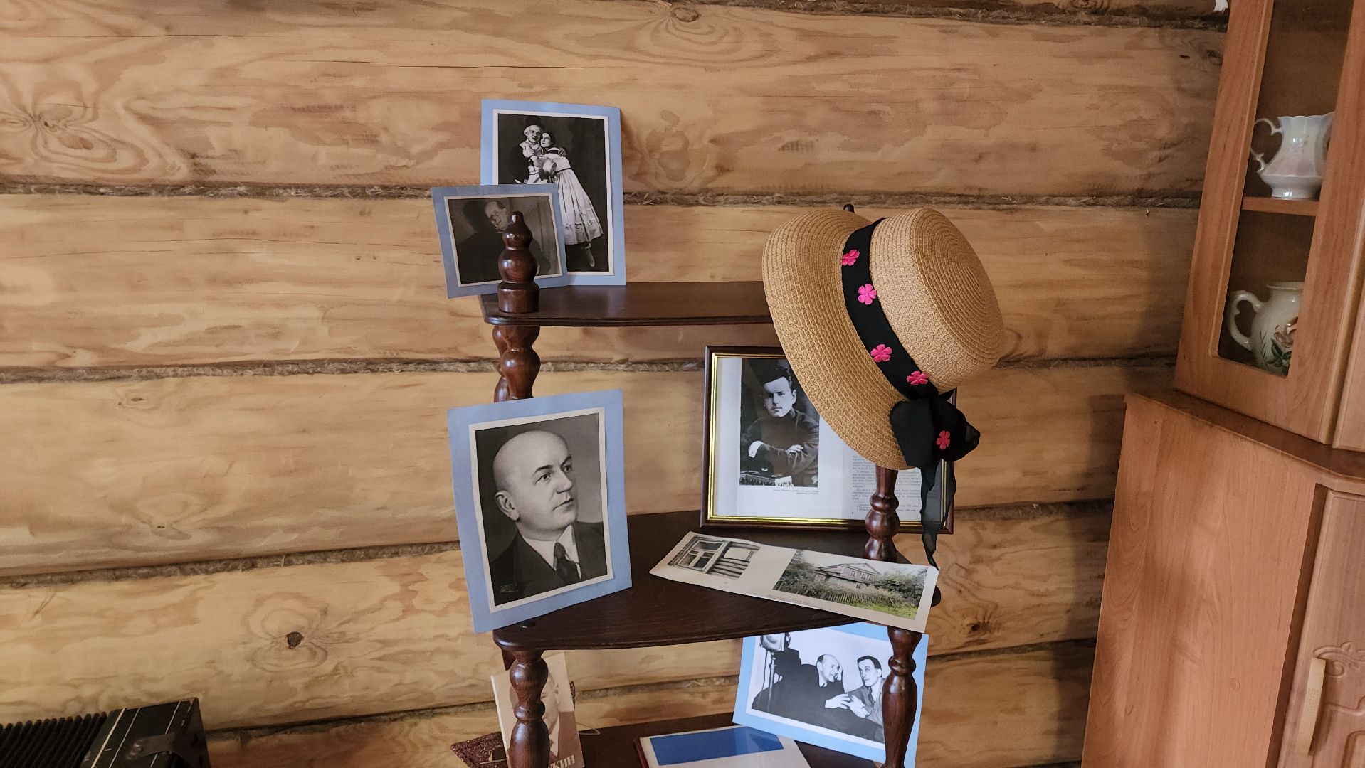 кашира, дом творчества имени бориса щукина, борис щукин, музей, реквизит, экспонаты, чайный сервиз, гармонь, актер, чаепитие,