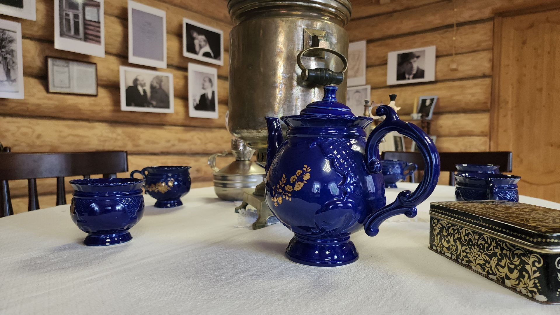 кашира, дом творчества имени бориса щукина, борис щукин, музей, реквизит, экспонаты, чайный сервиз, гармонь, актер, чаепитие,