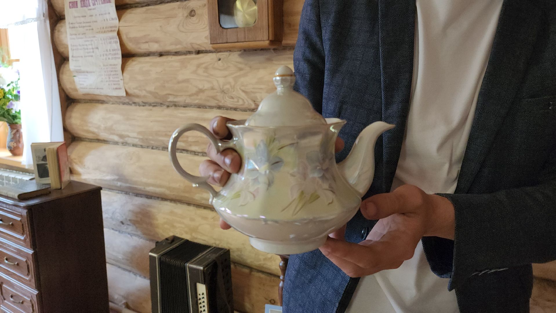 кашира, дом творчества имени бориса щукина, борис щукин, музей, реквизит, экспонаты, чайный сервиз, гармонь, актер, чаепитие,