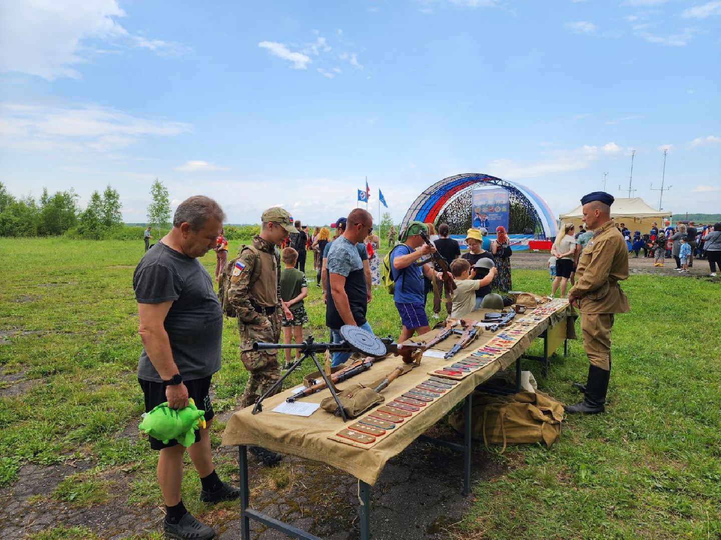 чехов, день россии, парашют, аэродром волосово, праздник,