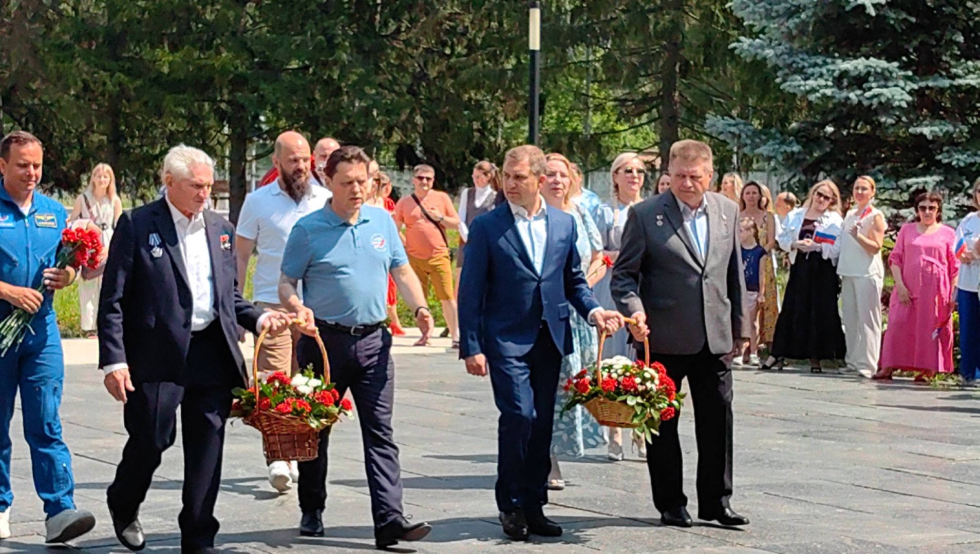 день россии 2024, капсула времени, послания будущим поколениям, памятник Гагарина, лётчик, звездный городок,