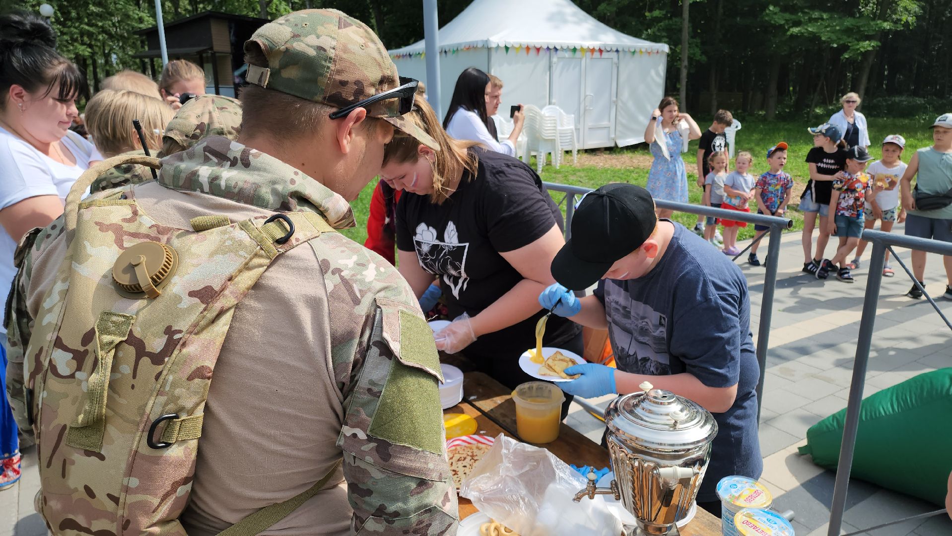 кашира, день россии, городской парк, блины, иван-чай, мед, сметана, русская община, казачьи песни, веселые старты,
