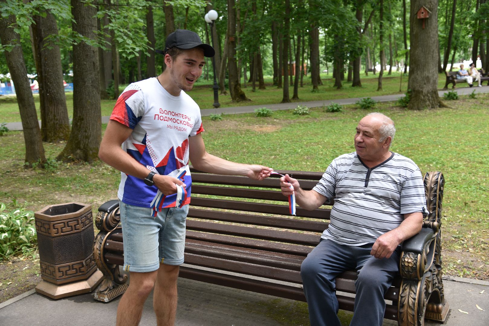 лотошино, лотошинский парк, день россии, день россии 2024, акция, российский флаг, парки подмосковья,