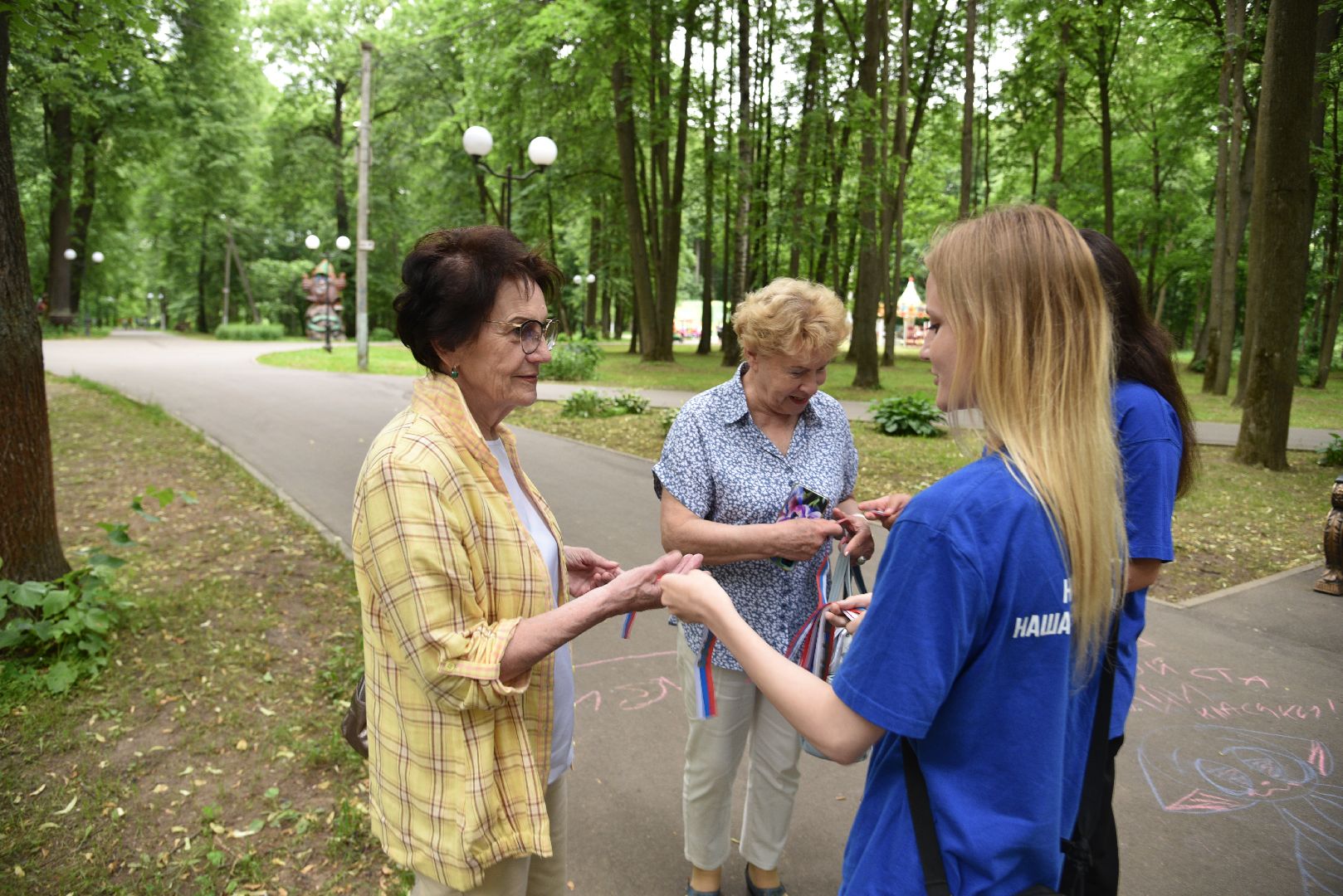 лотошино, лотошинский парк, день россии, день россии 2024, акция, российский флаг, парки подмосковья,