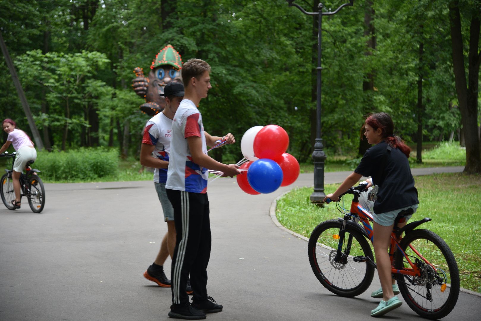 лотошино, лотошинский парк, день россии, день россии 2024, акция, российский флаг, парки подмосковья,