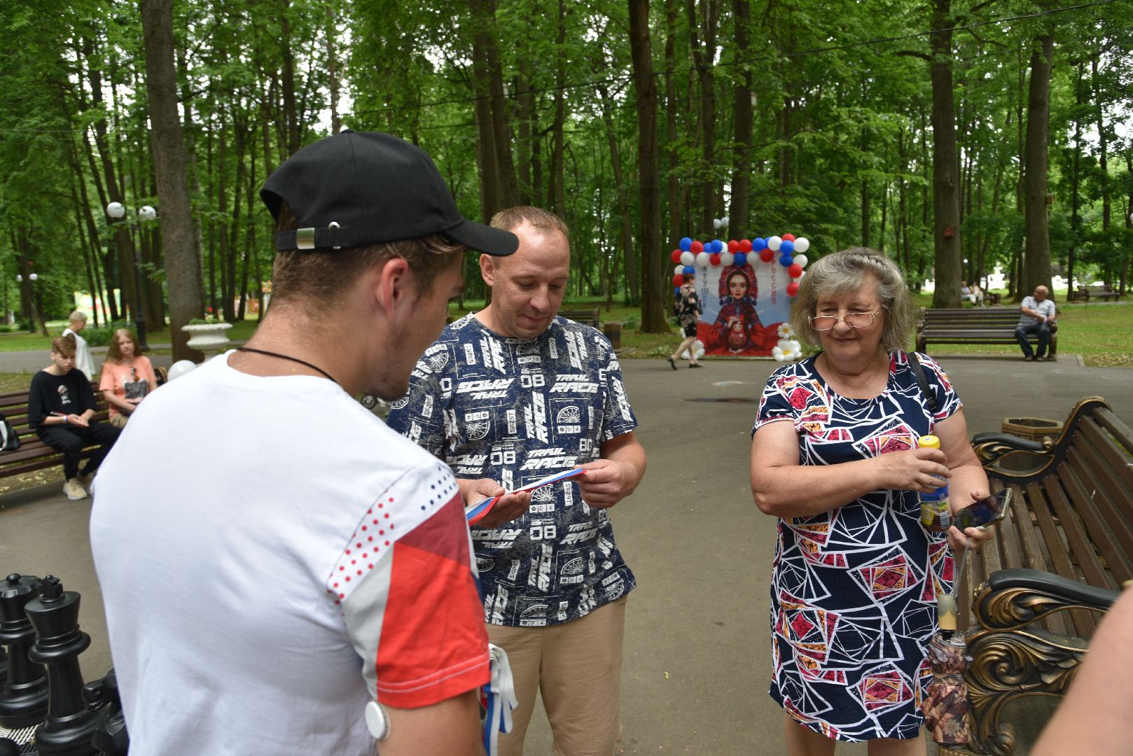 лотошино, лотошинский парк, день россии, день россии 2024, акция, российский флаг, парки подмосковья,