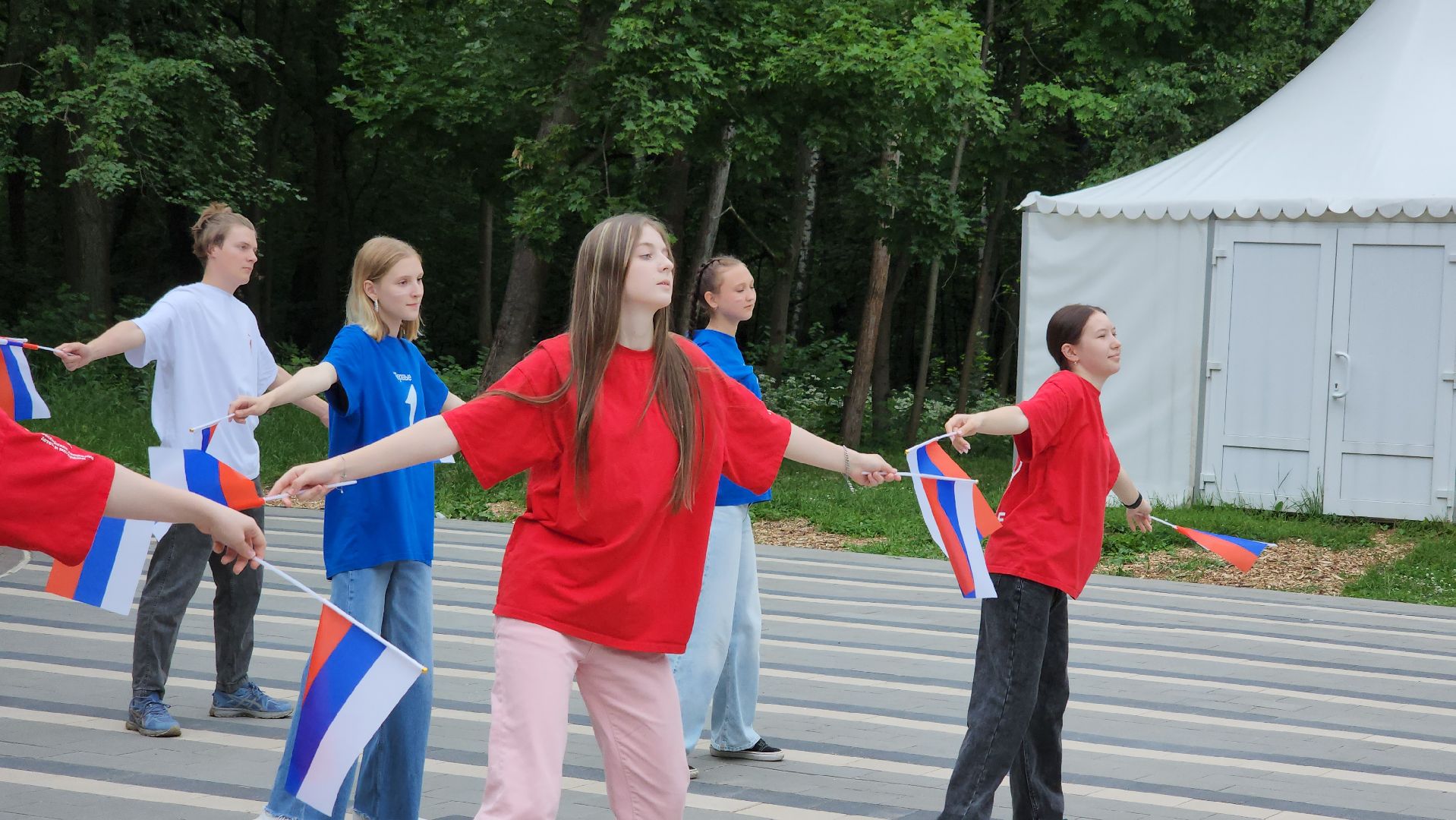 кашира, день россии, городской парк, флешмоб, танец, флаг россии, движение первых, концерт, патриотизм,