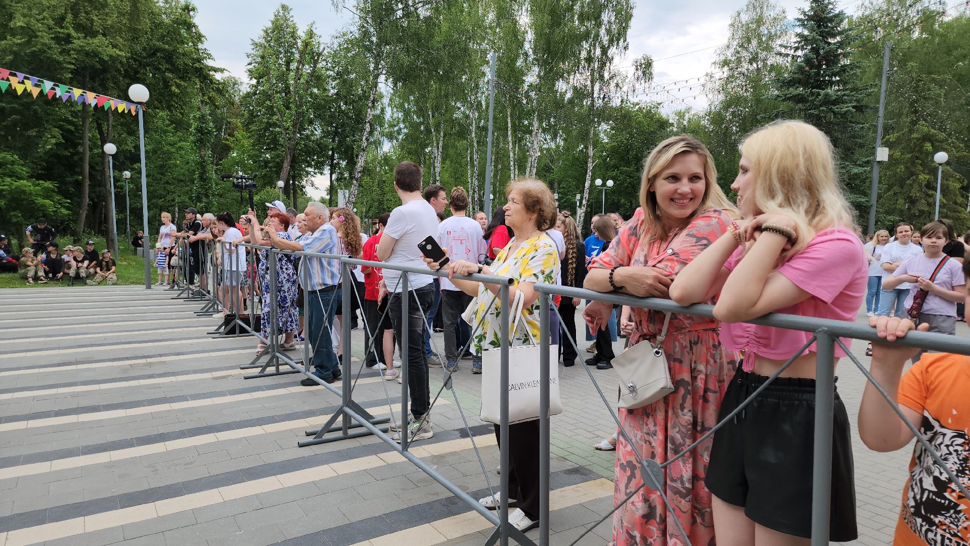 кашира, день россии, городской парк, флешмоб, танец, флаг россии, движение первых, концерт, патриотизм,