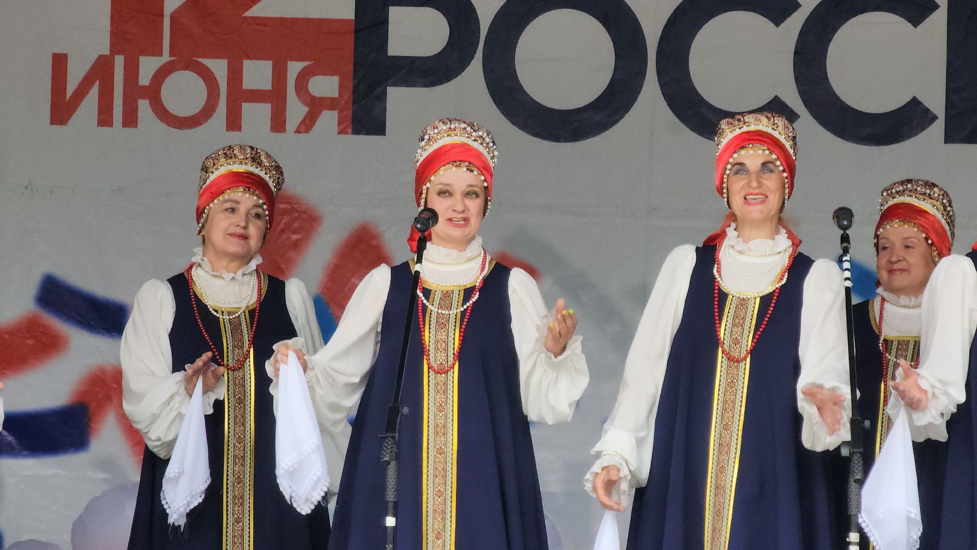 кашира, день россии, концерт, каширская звонница, каданс, трио вокс, танцы, русские народные песни,