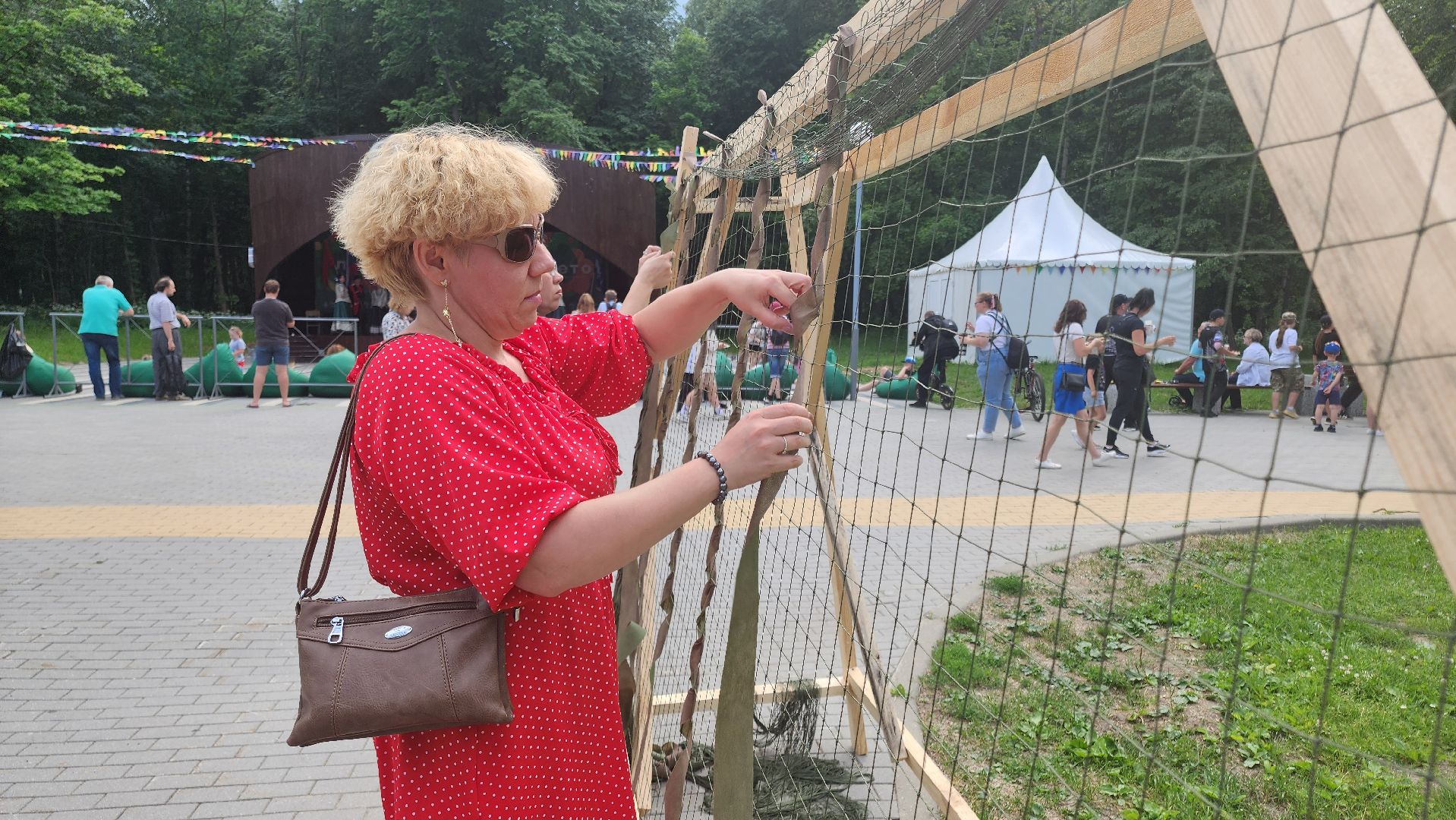 кашира, день россии, городской парк, мастер-класс, маскировочные сети, сво, волонтеры, гуманитаная помощь,