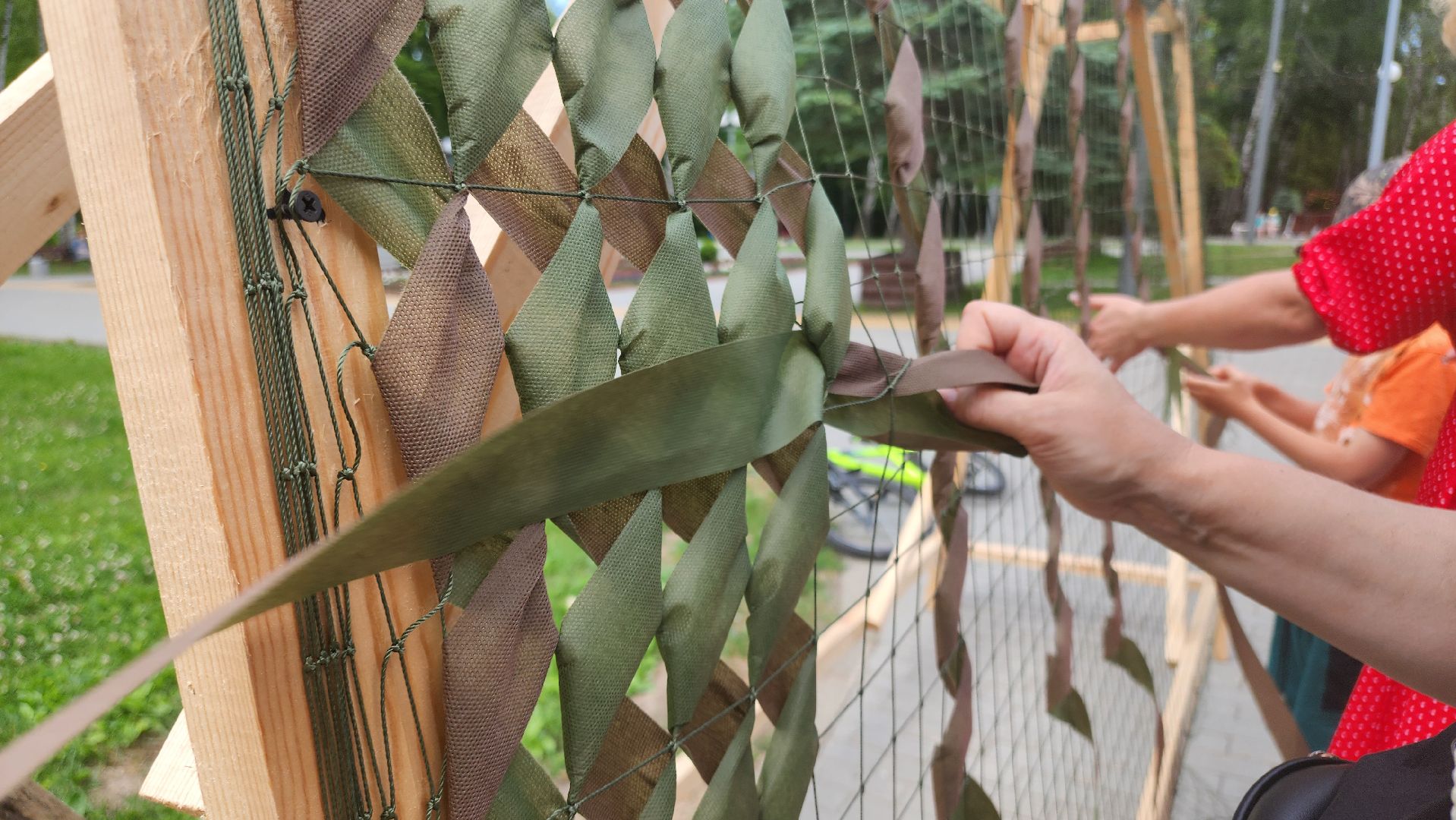 кашира, день россии, городской парк, мастер-класс, маскировочные сети, сво, волонтеры, гуманитаная помощь,