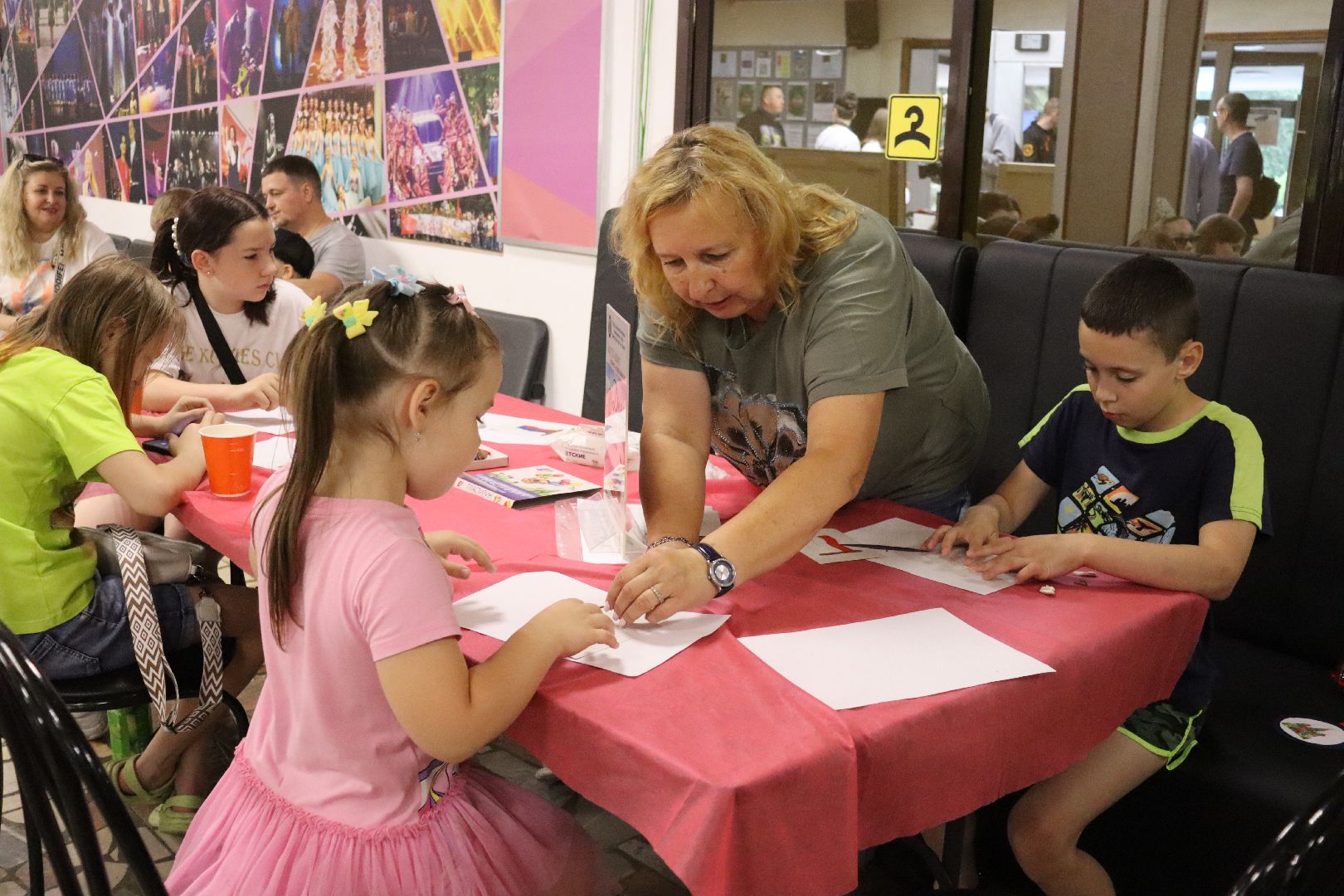 дзержинский, выставка, батик, Шлковый ветер, Лариса Горобец,