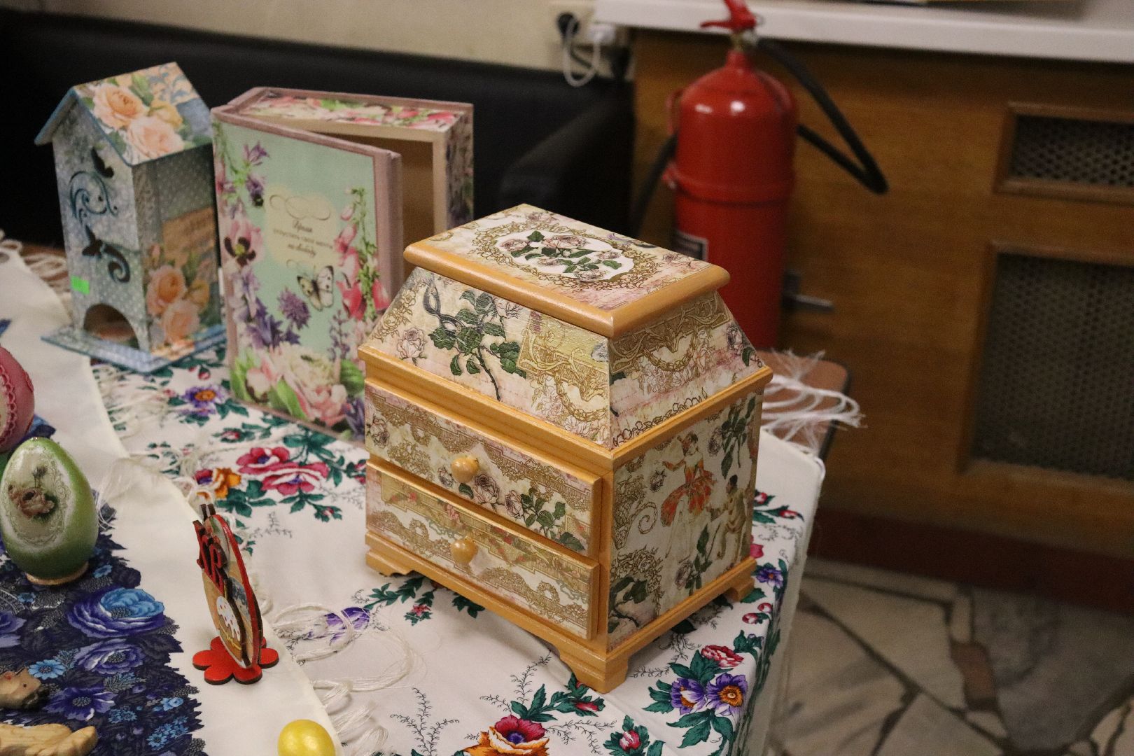 дзержинский, выставка, батик, Шлковый ветер, Лариса Горобец,