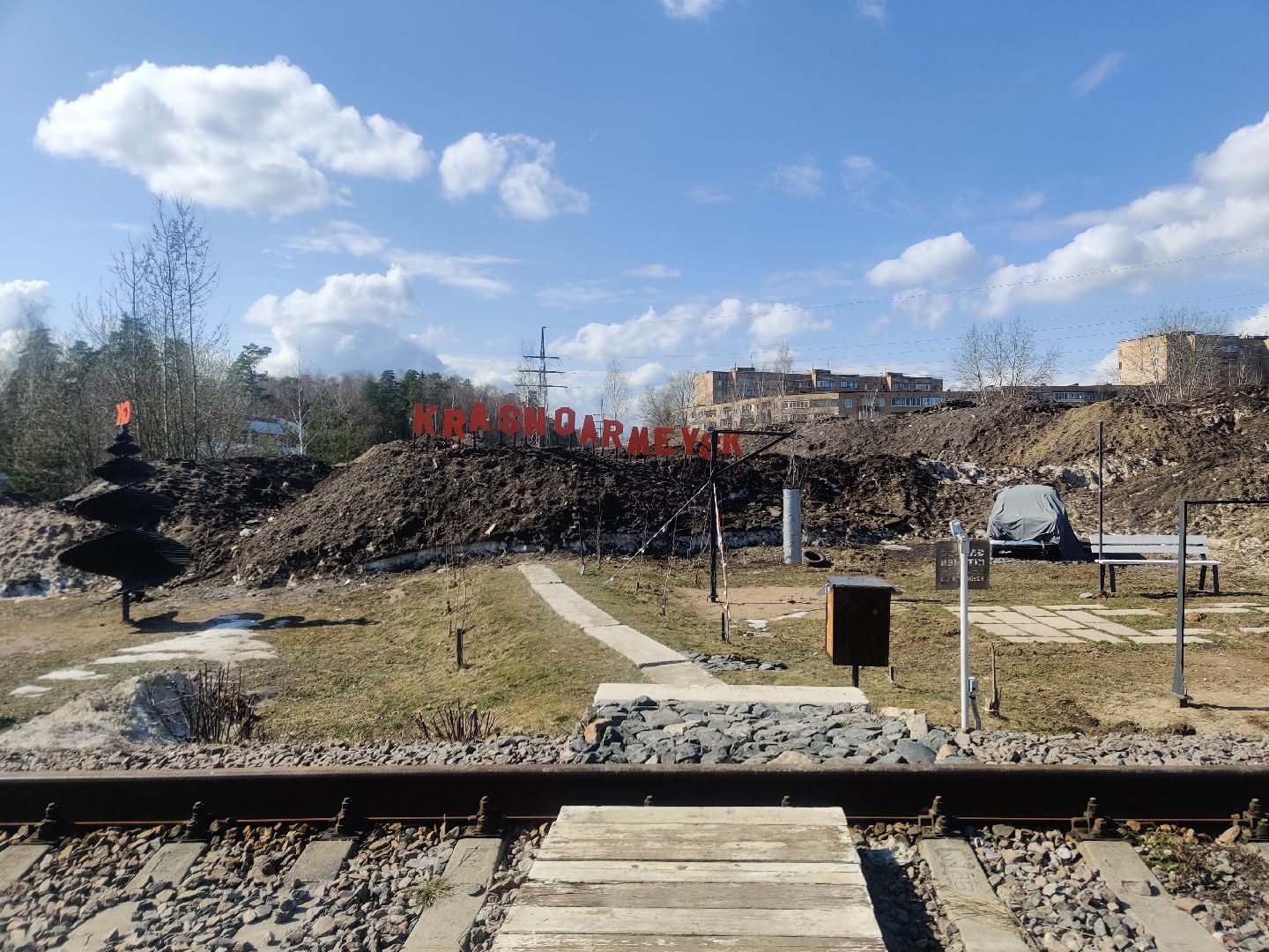 Красноармейск, арт-объект, свалка снега, творческий подход, уличный художник