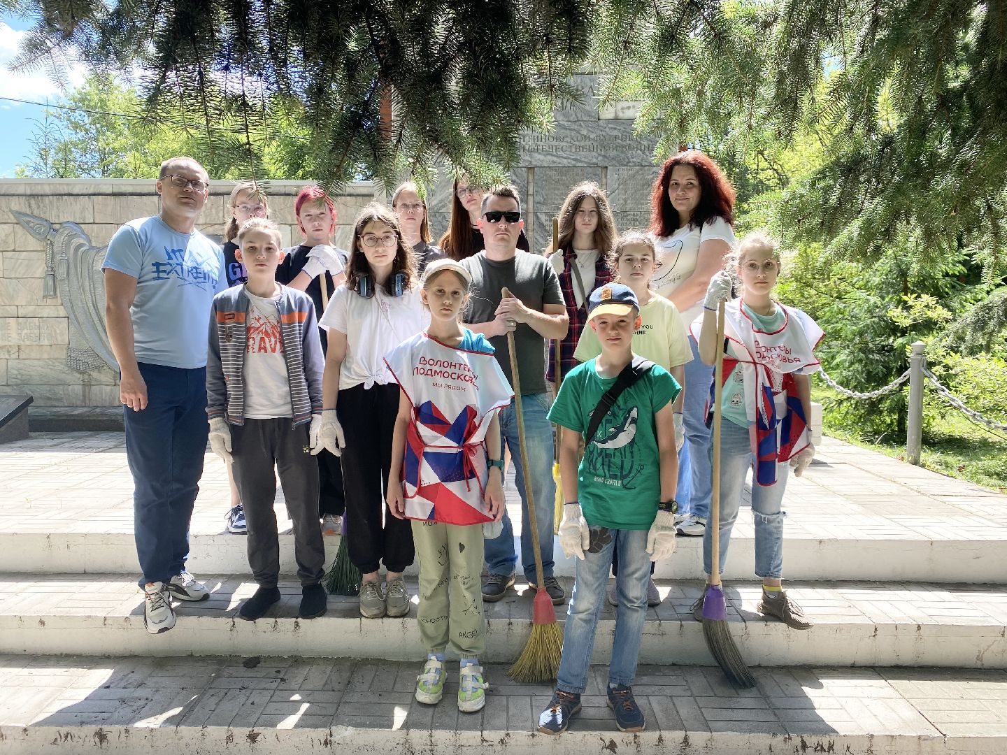 ЦВПВ, Домодедово, Подмосковье, день памяти и скорби, Уборка обелисков, Волонтеры, волонтеры подмосковья, уборка территории, Сохранение памятникво, Патриотизм,