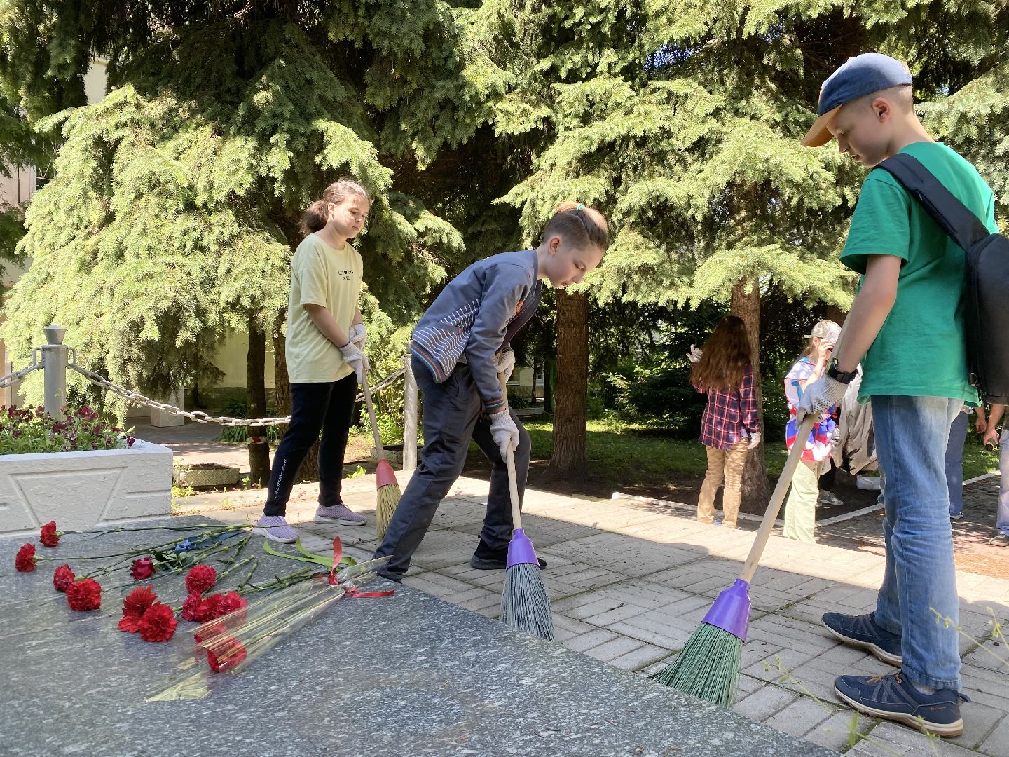 ЦВПВ, Домодедово, Подмосковье, день памяти и скорби, Уборка обелисков, Волонтеры, волонтеры подмосковья, уборка территории, Сохранение памятникво, Патриотизм,