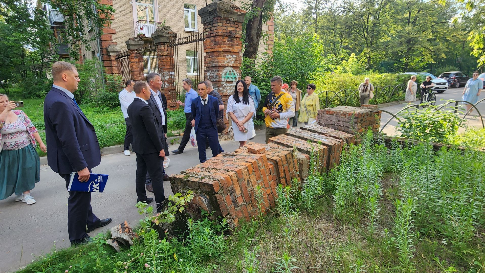 борис аубакиров, выездная администрация, колонны, ремонт, въездная группа, ул Чкалова, ул Маяковского, ул Советская, дворовая территория,