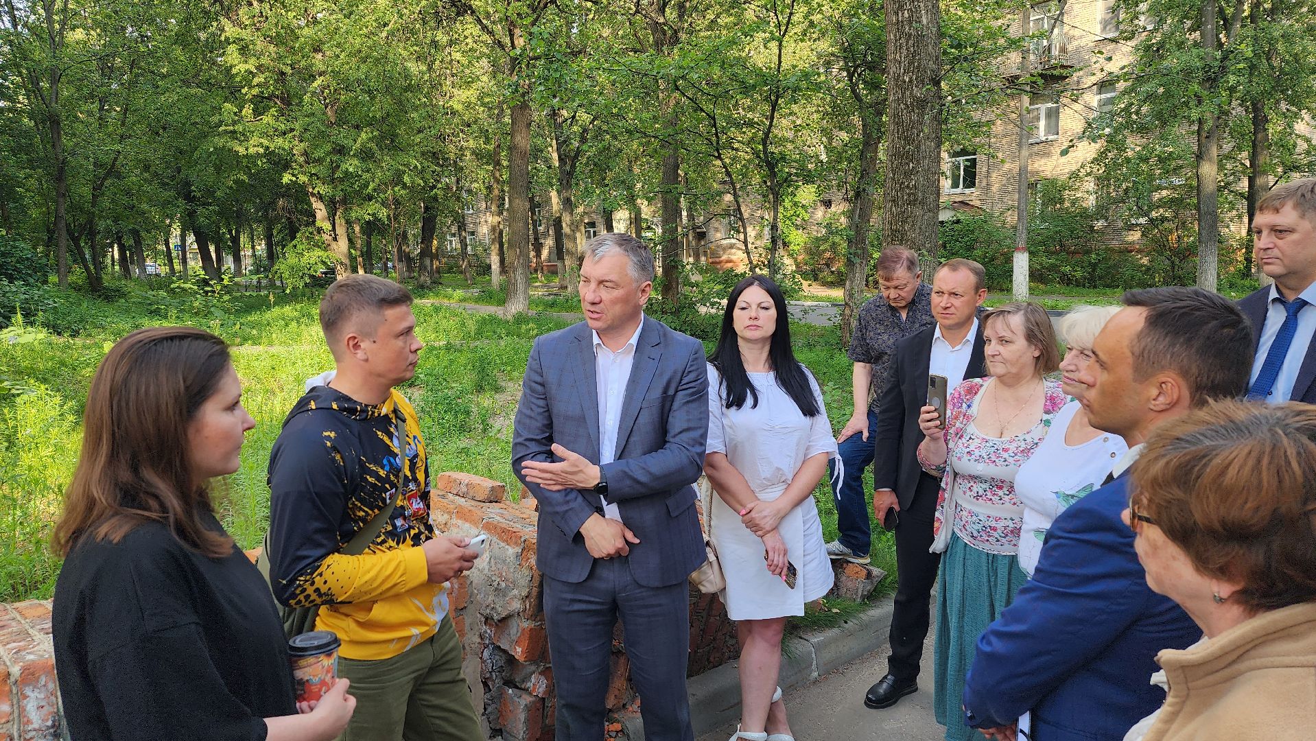 борис аубакиров, выездная администрация, колонны, ремонт, въездная группа, ул Чкалова, ул Маяковского, ул Советская, дворовая территория,