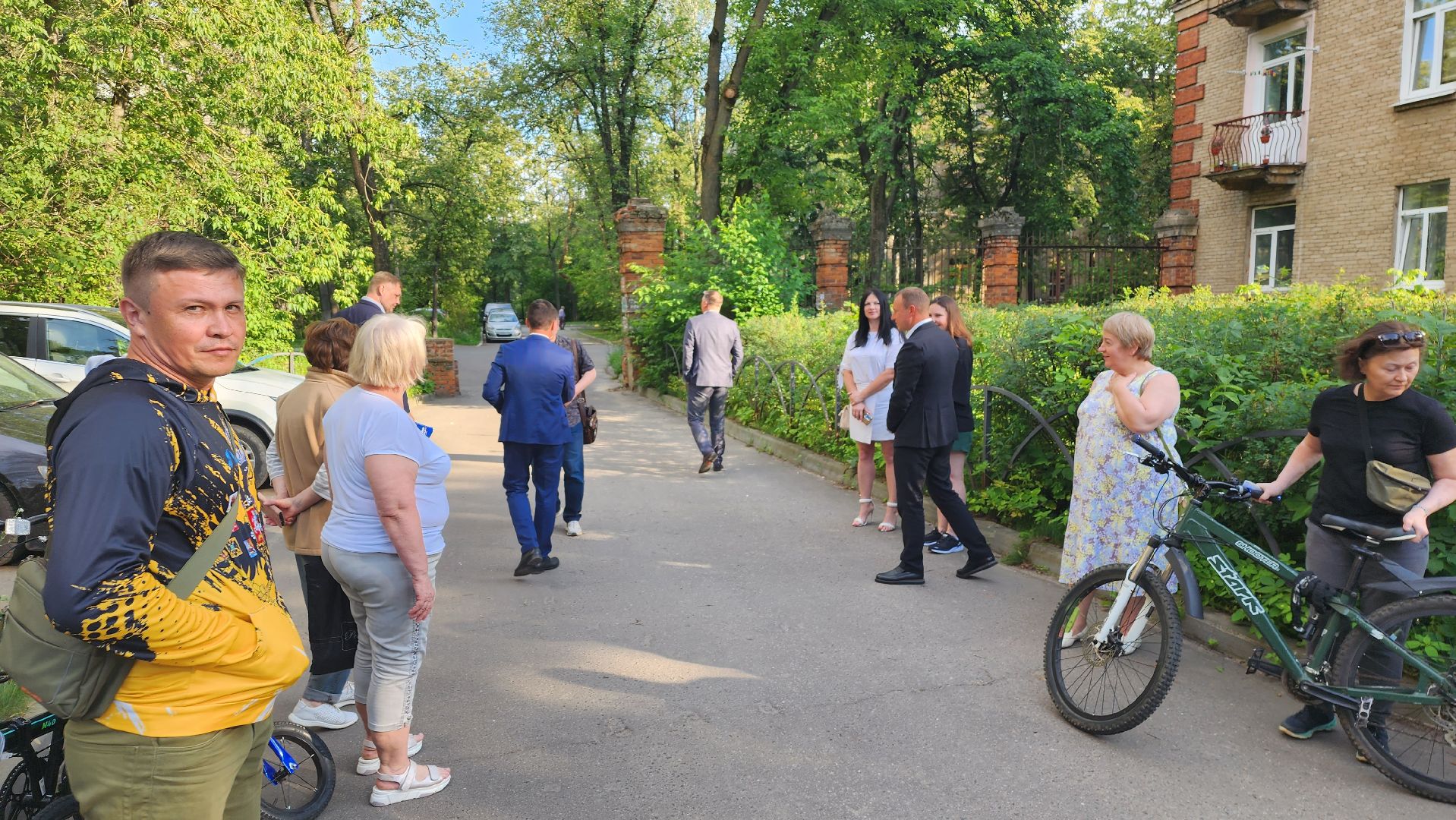 борис аубакиров, выездная администрация, колонны, ремонт, въездная группа, ул Чкалова, ул Маяковского, ул Советская, дворовая территория,