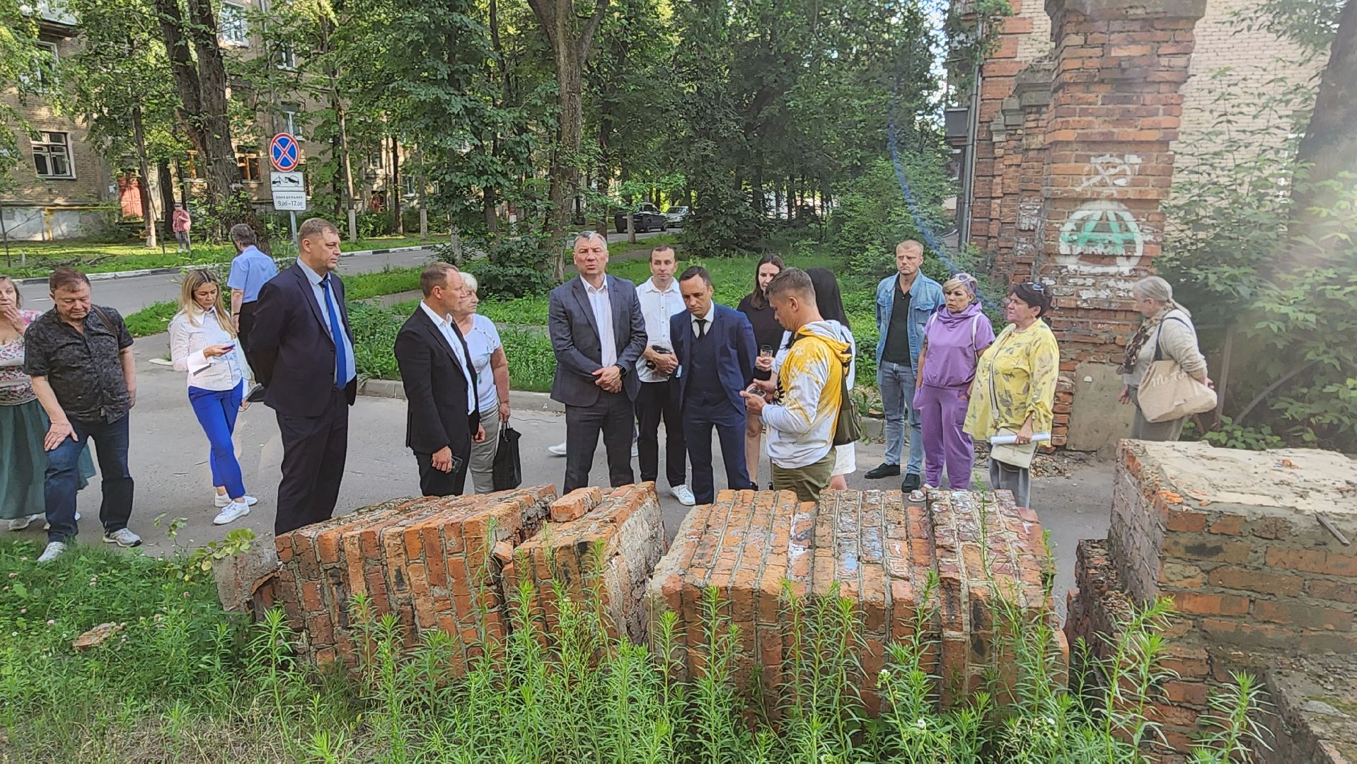 борис аубакиров, выездная администрация, колонны, ремонт, въездная группа, ул Чкалова, ул Маяковского, ул Советская, дворовая территория,