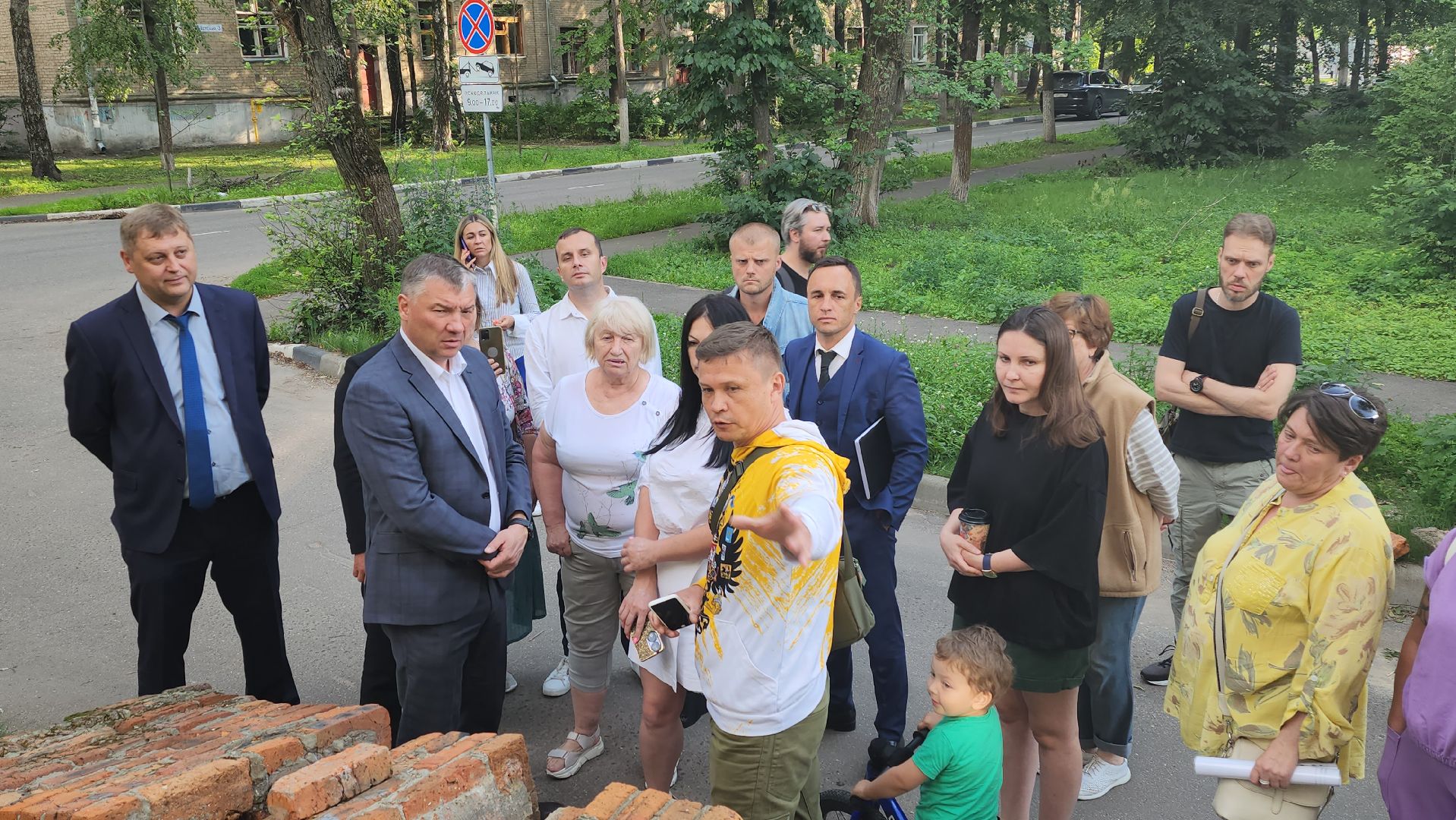 борис аубакиров, выездная администрация, колонны, ремонт, въездная группа, ул Чкалова, ул Маяковского, ул Советская, дворовая территория,