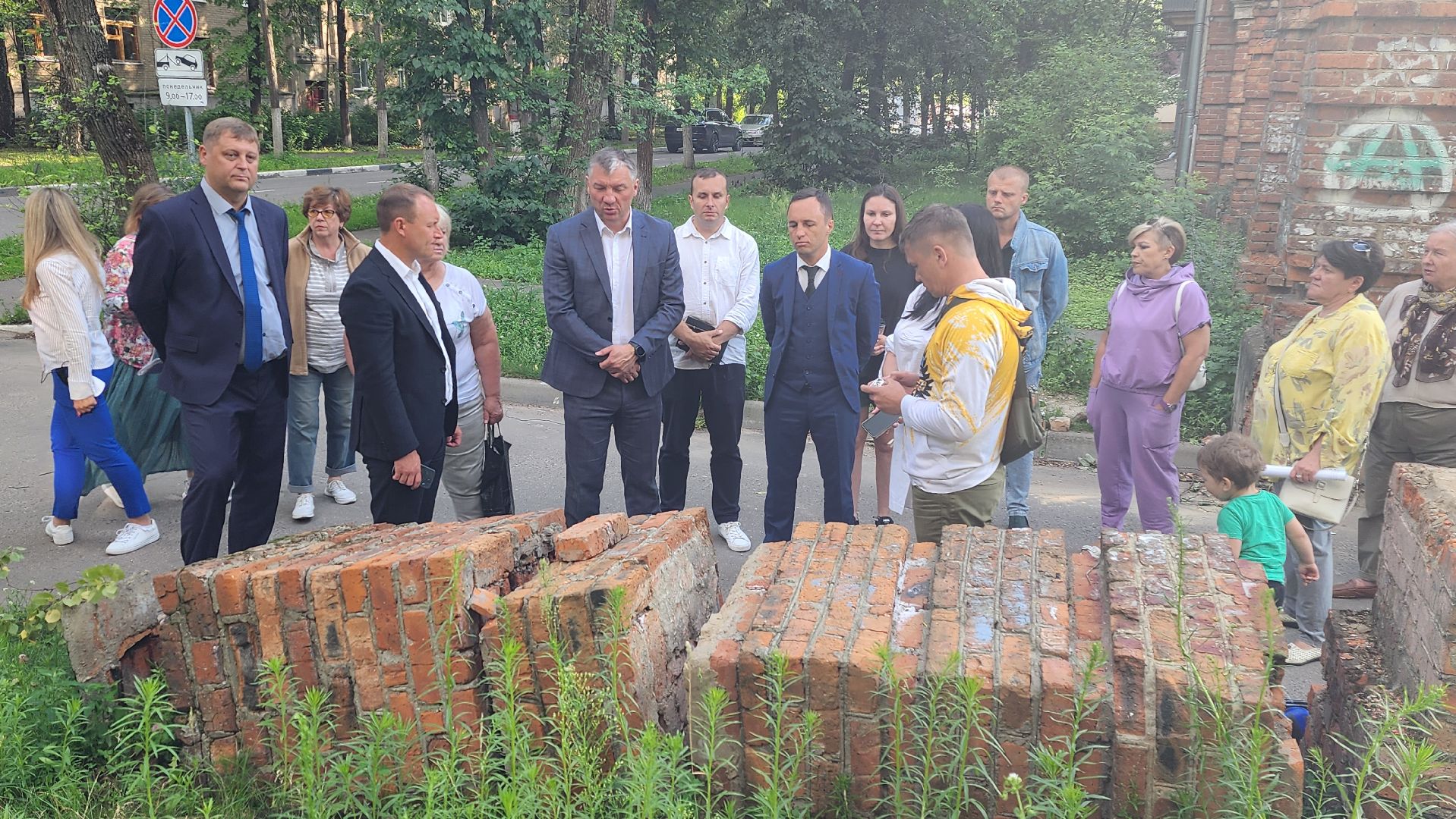 борис аубакиров, выездная администрация, колонны, ремонт, въездная группа, ул Чкалова, ул Маяковского, ул Советская, дворовая территория,