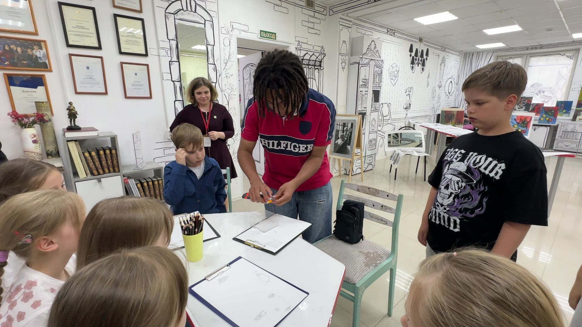 Реутов, библиотека, художник, картины, выставка, акварель, карандаш,