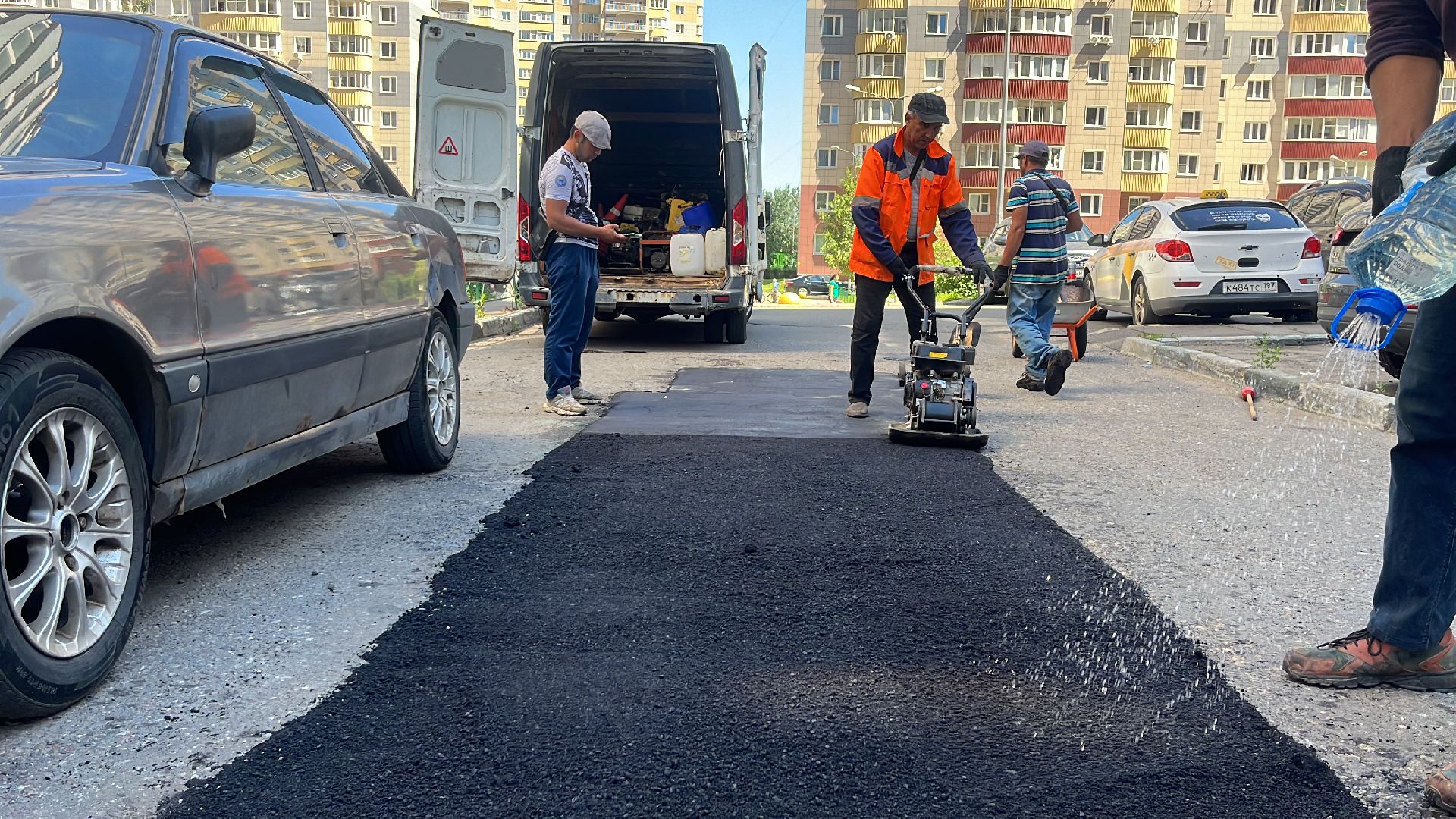 ямы, ямы на дорогах, ямочный ремонт, ремонт дорог, ремонт дороги, ремонт дорог во дворах,